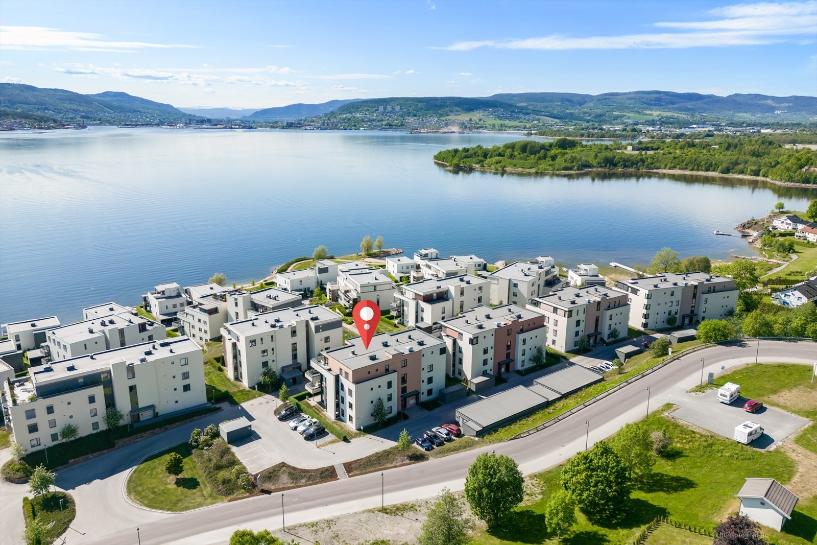 Lett adkomst til leiligheten med egen garasje med automatisk port åpner og el- lader. Galleribilde