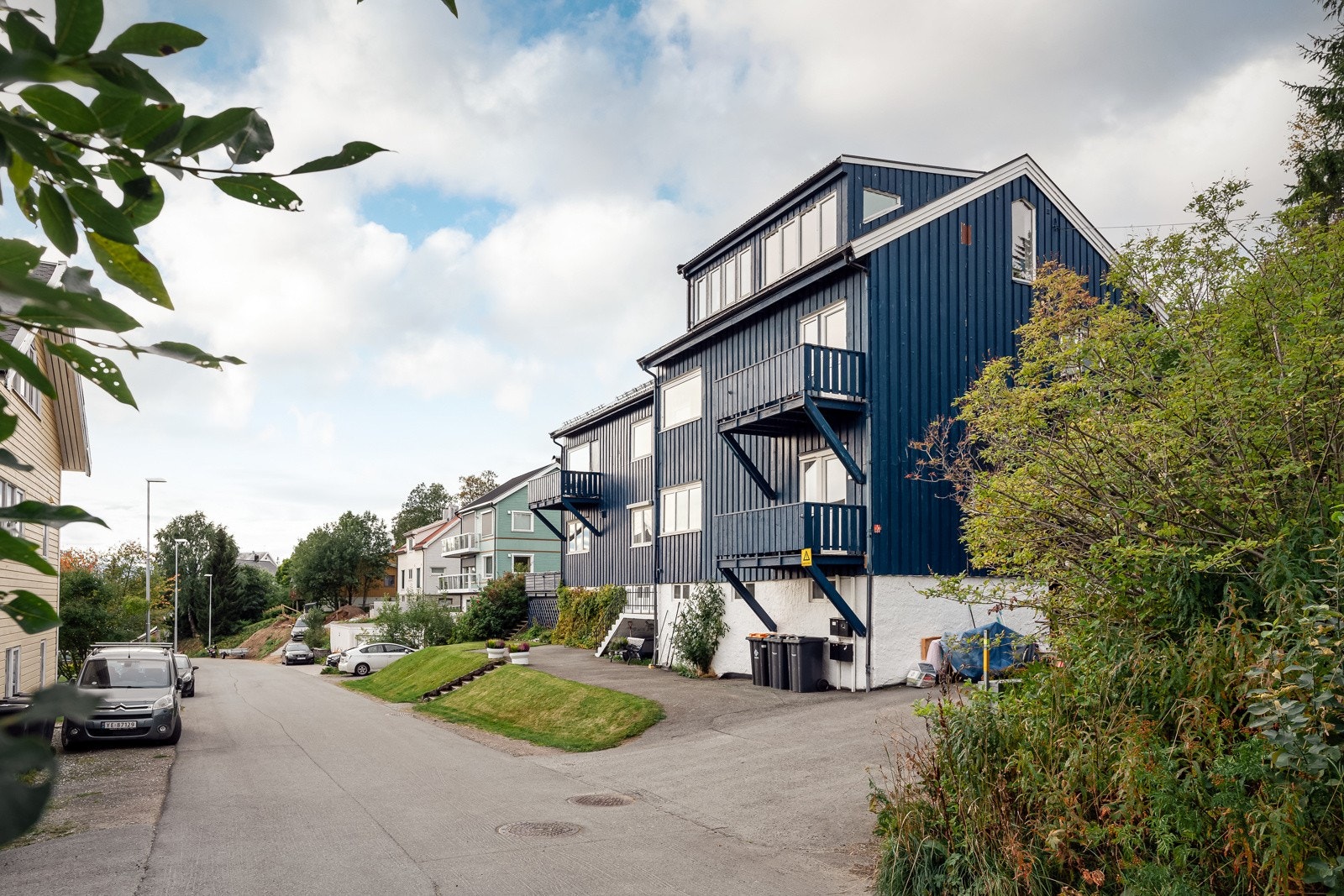 Eiendommen ligger i et rolig og lite trafikkbelastet boligstrøk. Galleribilde