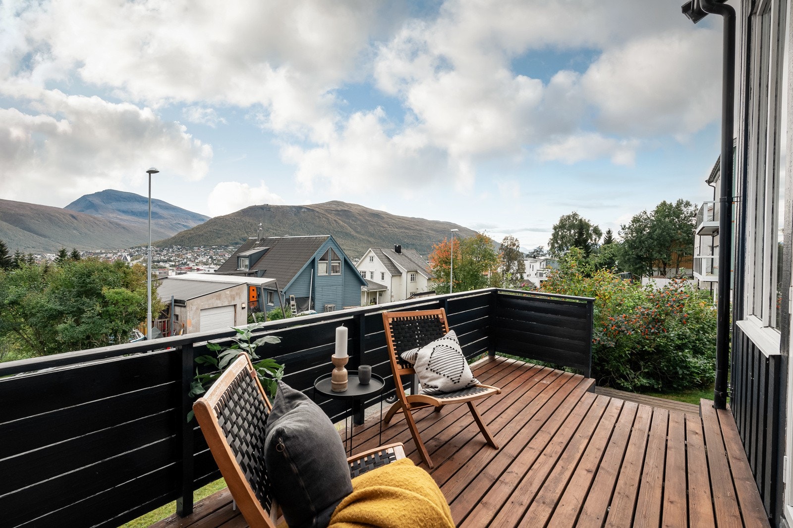 Fra stuen er det utgang til stor veranda med nydelig utsikt. Galleribilde