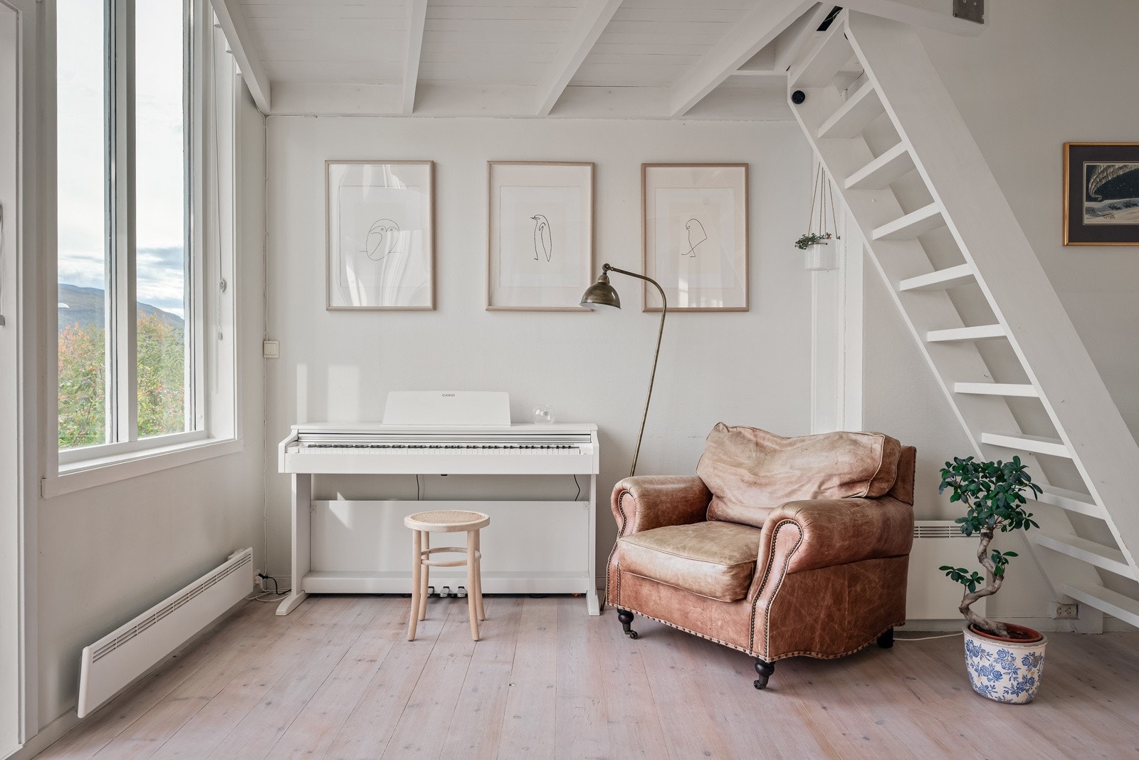 Stuen er romslig og har flere sosiale soner. Galleribilde