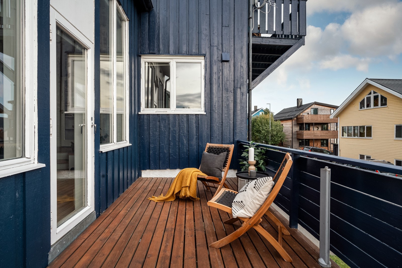 Stor veranda med god plass for utemøbler og grill. Galleribilde
