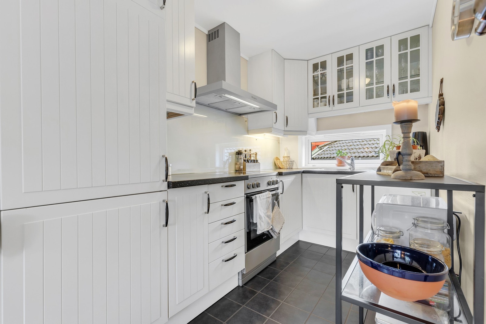 Her får man rikelig med skap- og benkeplass. Galleribilde