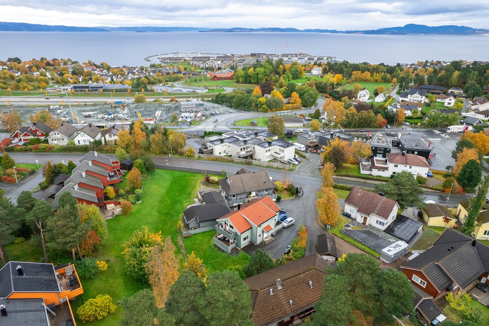 Boligen ligger fint til i et rolig familievennlig område med nærhet til buss, dagligvare og alt en trenger av fasiliteter. Leiligheten ligger vendt mot flotte grøntarealer. Galleribilde