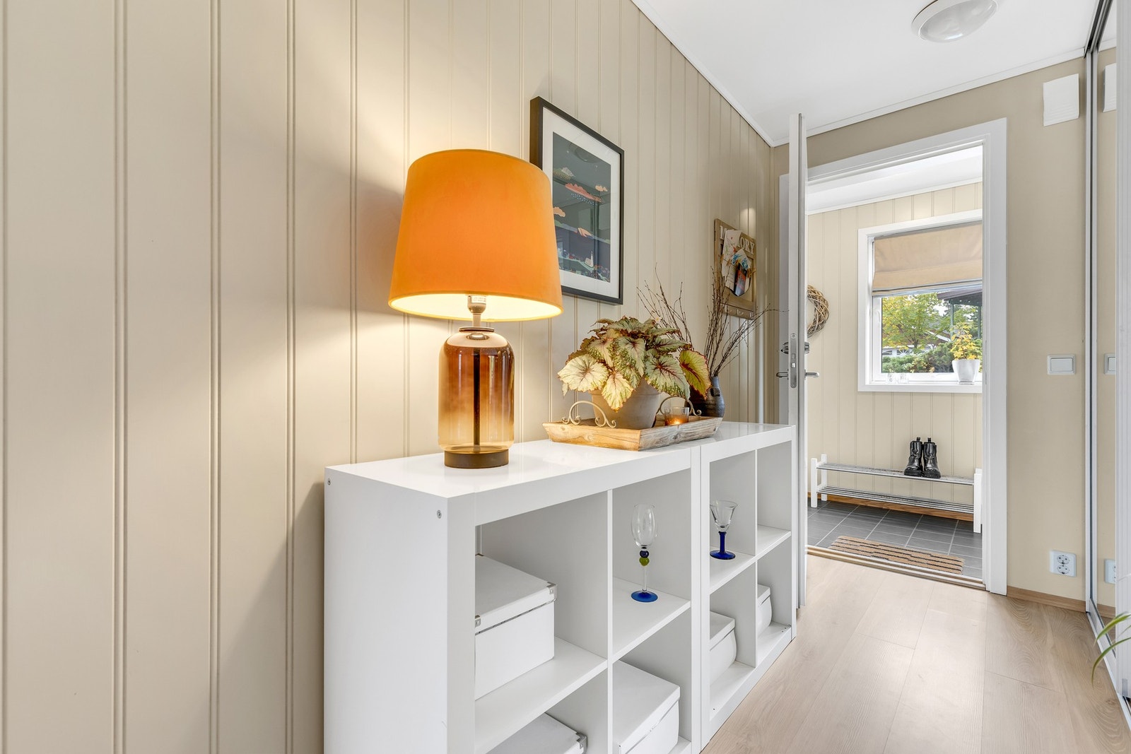 Det er videre godt med lagringsplass i boder i kjelleretasjen. Galleribilde