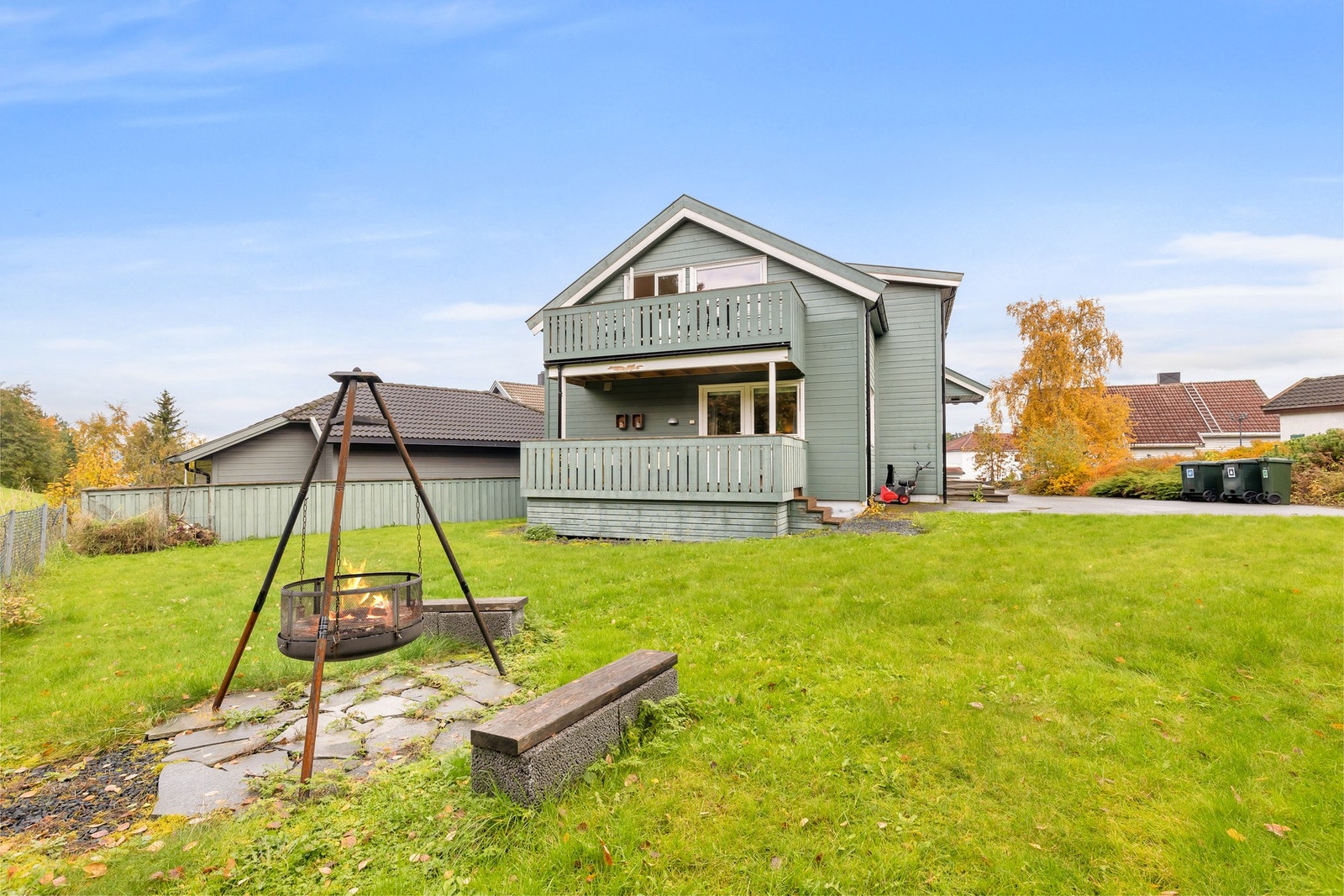 Pent opparbeidet og store felles utearealer. Parkering på utvendig oppstillingsplass. Galleribilde