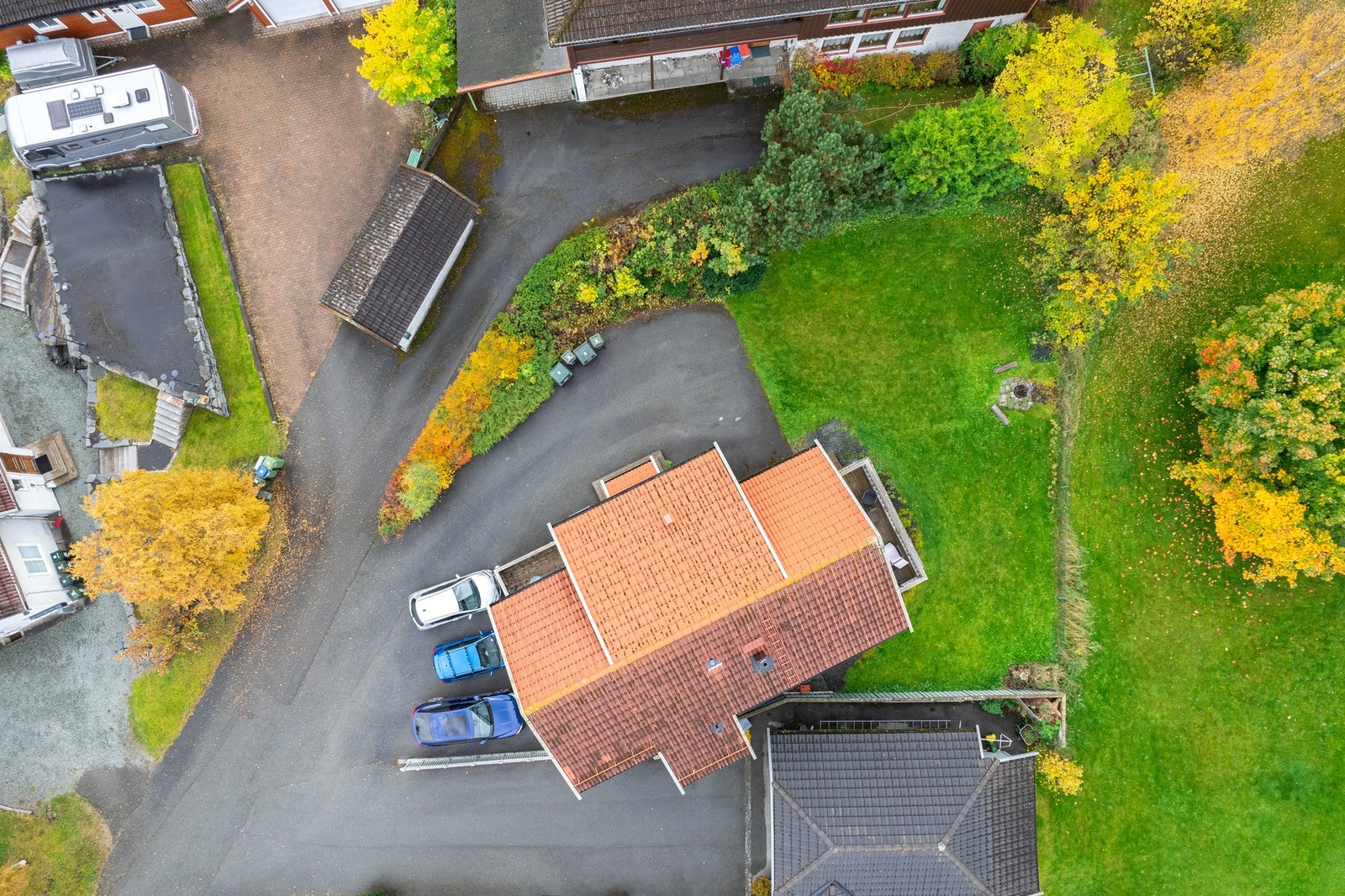 Parkering på oppstillingsplass rett utenfor boligen. Galleribilde