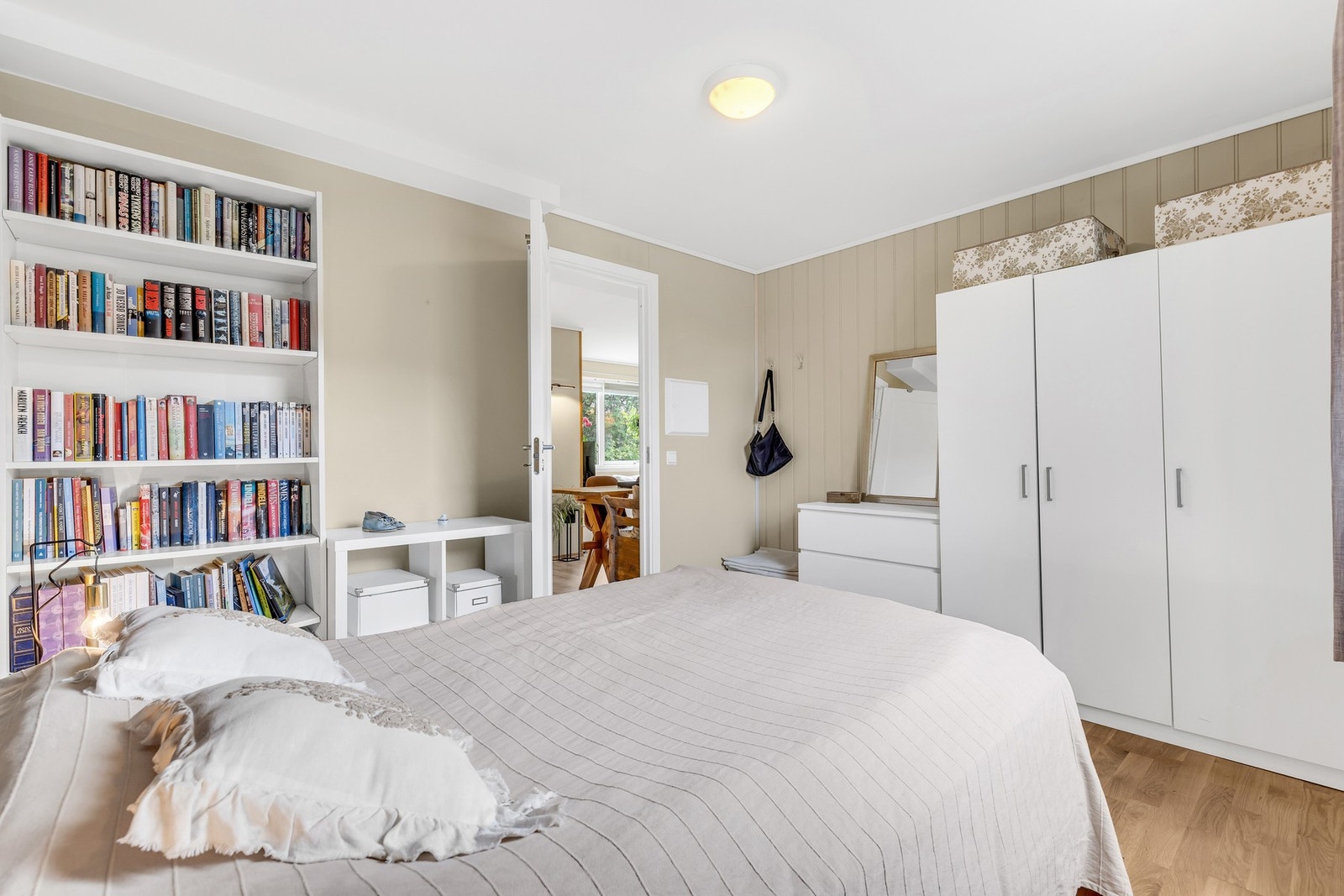 God plass til dobbeltseng og ønsket garderobemøblement. Galleribilde