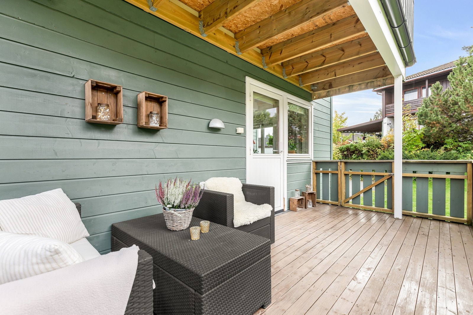 Terrassen er delvis overbygd slik at man lett kan trekke seg inn i skyggen. Utvendig stikkontakt Galleribilde