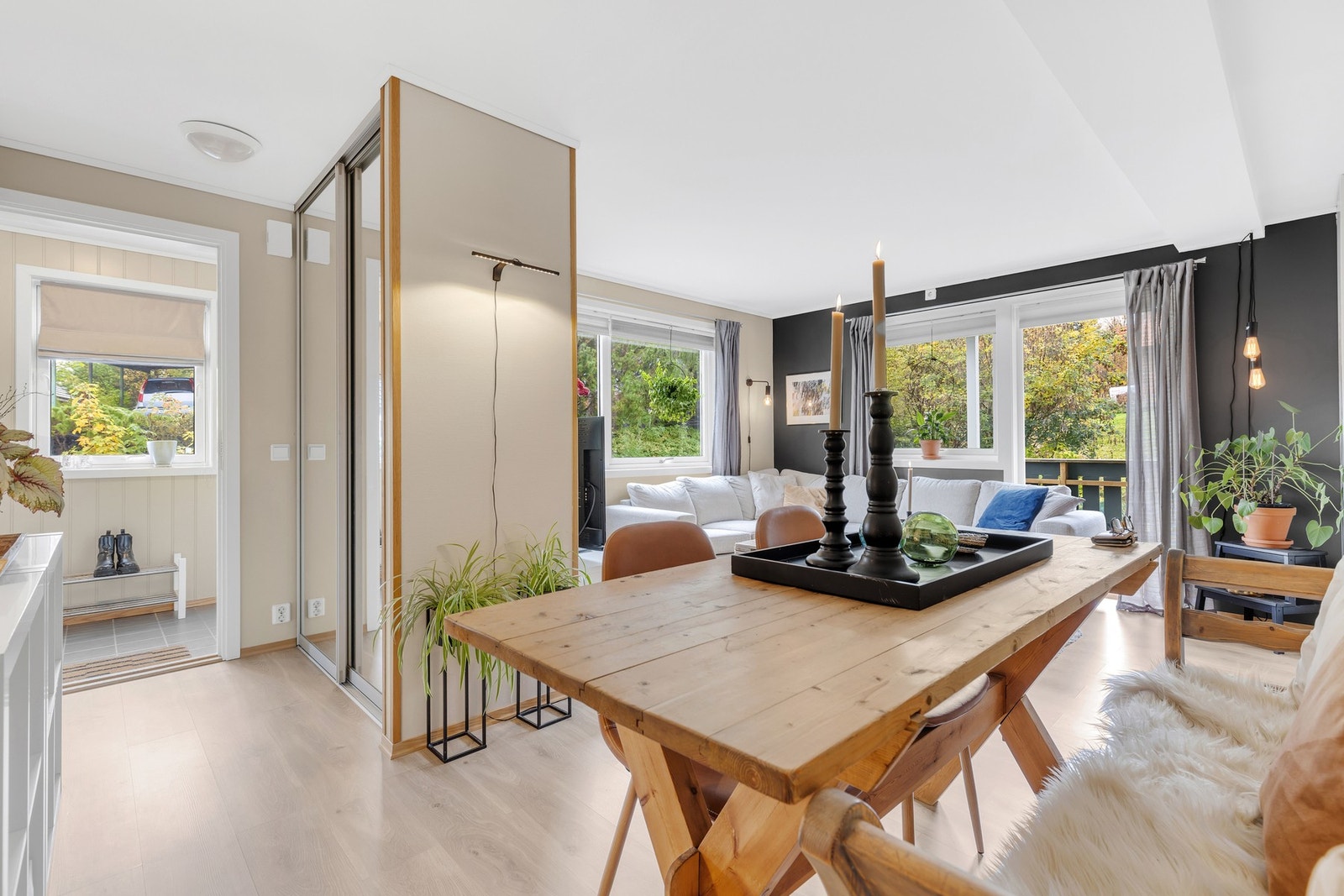 Leiligheten må sies å være arealeffektiv med gode lagringsmuligheter og godt med boltreplass. Galleribilde