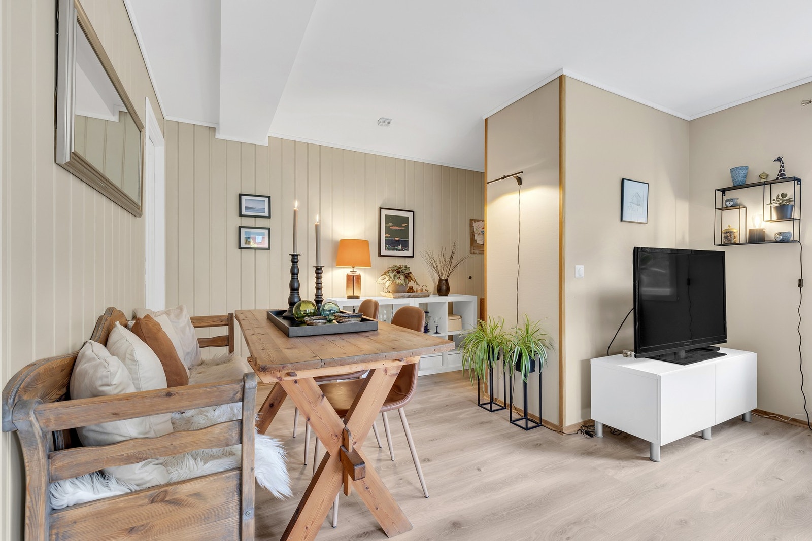 Lave felleskostnader på 800kr/mnd som dekker forsikring og avsetting til vedlikehold. Galleribilde