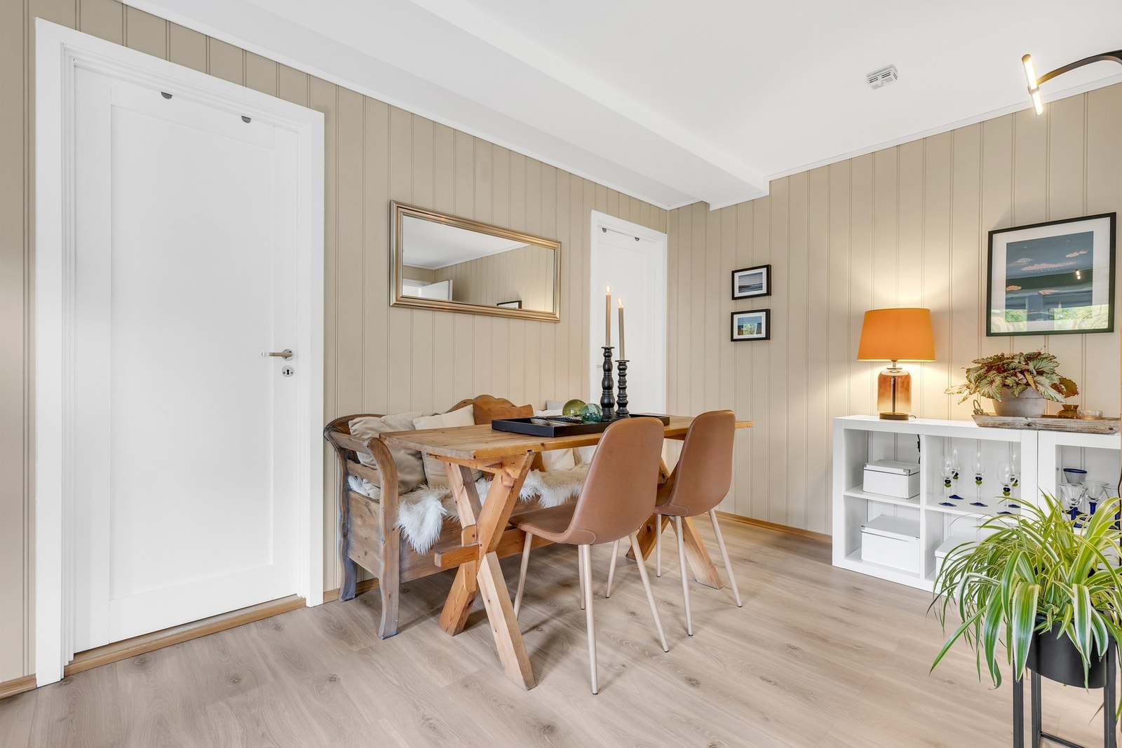 Spisegruppen finner sin naturlige plassering på stuen. Galleribilde