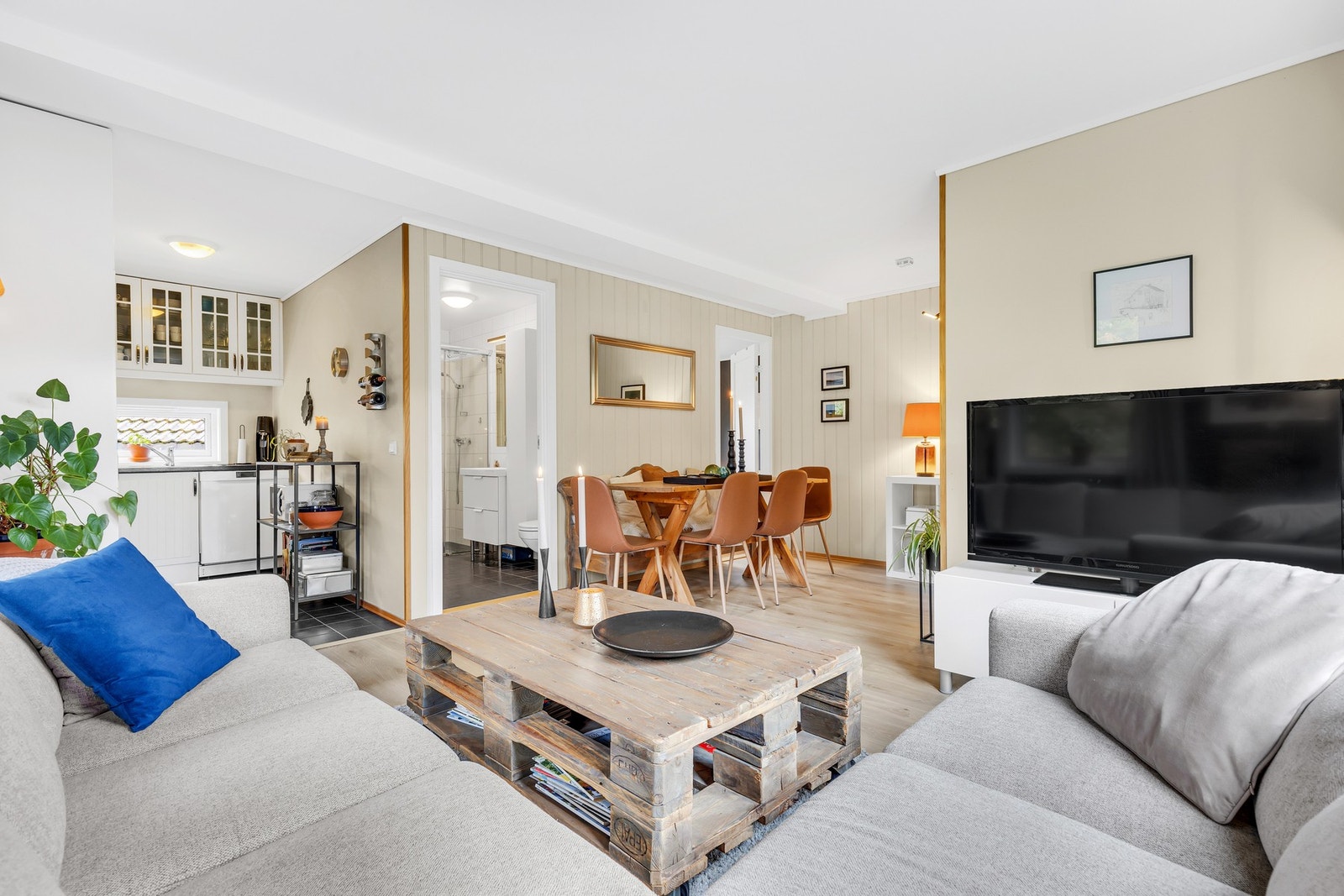 Romslig stue på 19,2m² med åpen stue/kjøkken- løsning. Legg merke til den gode takhøyden. Galleribilde