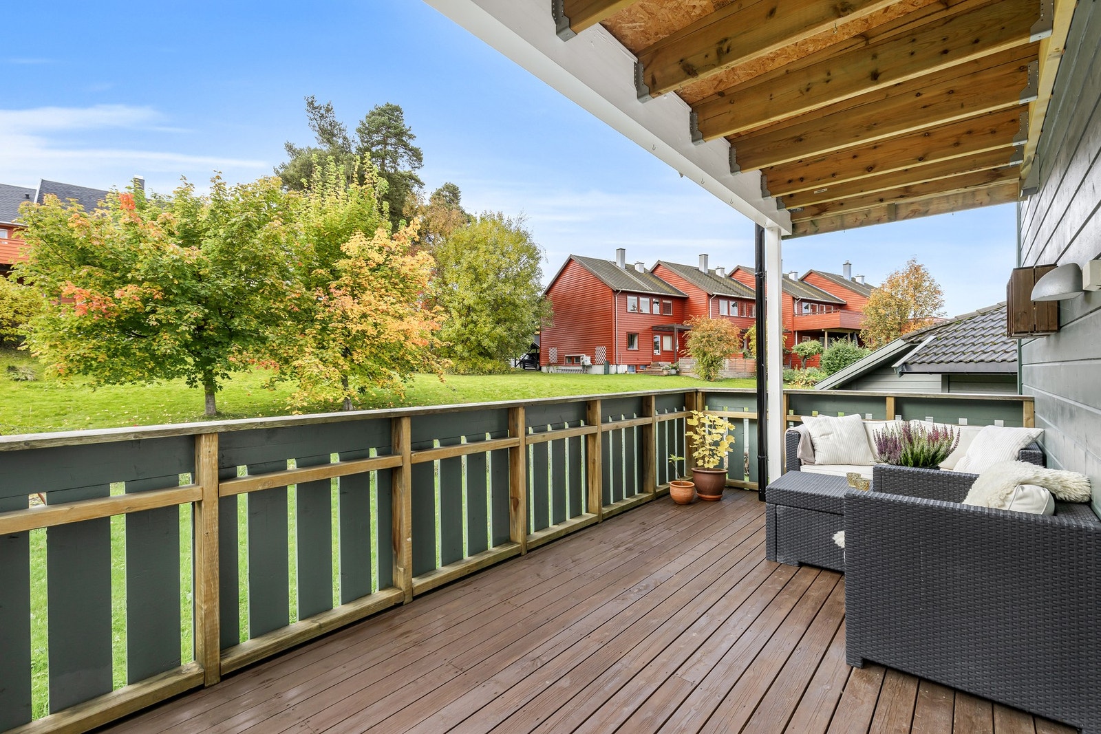 Fra balkongen har man nedgang til store grøntarealer. Området ellers beskrives som tilbaketrukket og barnevennlig. Galleribilde