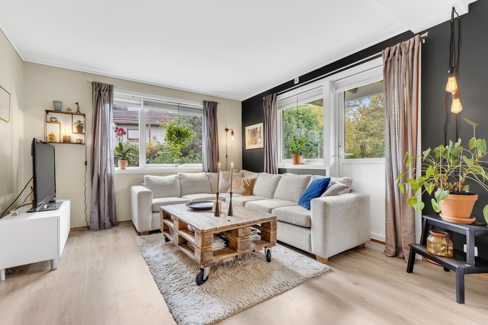 EiendomsMegler1 v/Marius Aune Olsen har gleden av å presentere en lys og innbydende 2-roms selveierleilighet med fantastisk beliggenhet på Charlottenlund. Galleribilde