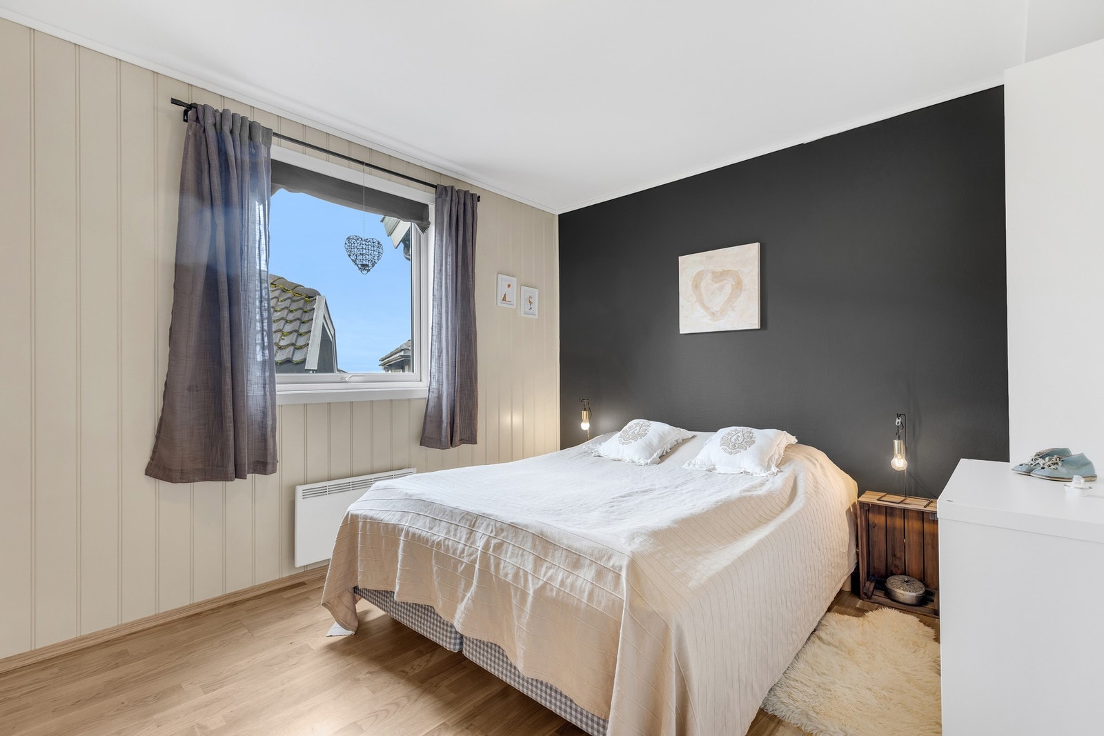 Soverommet er av god størrelse og er malt i behagelige fargetoner som gir en avslappet atmosfære. Galleribilde