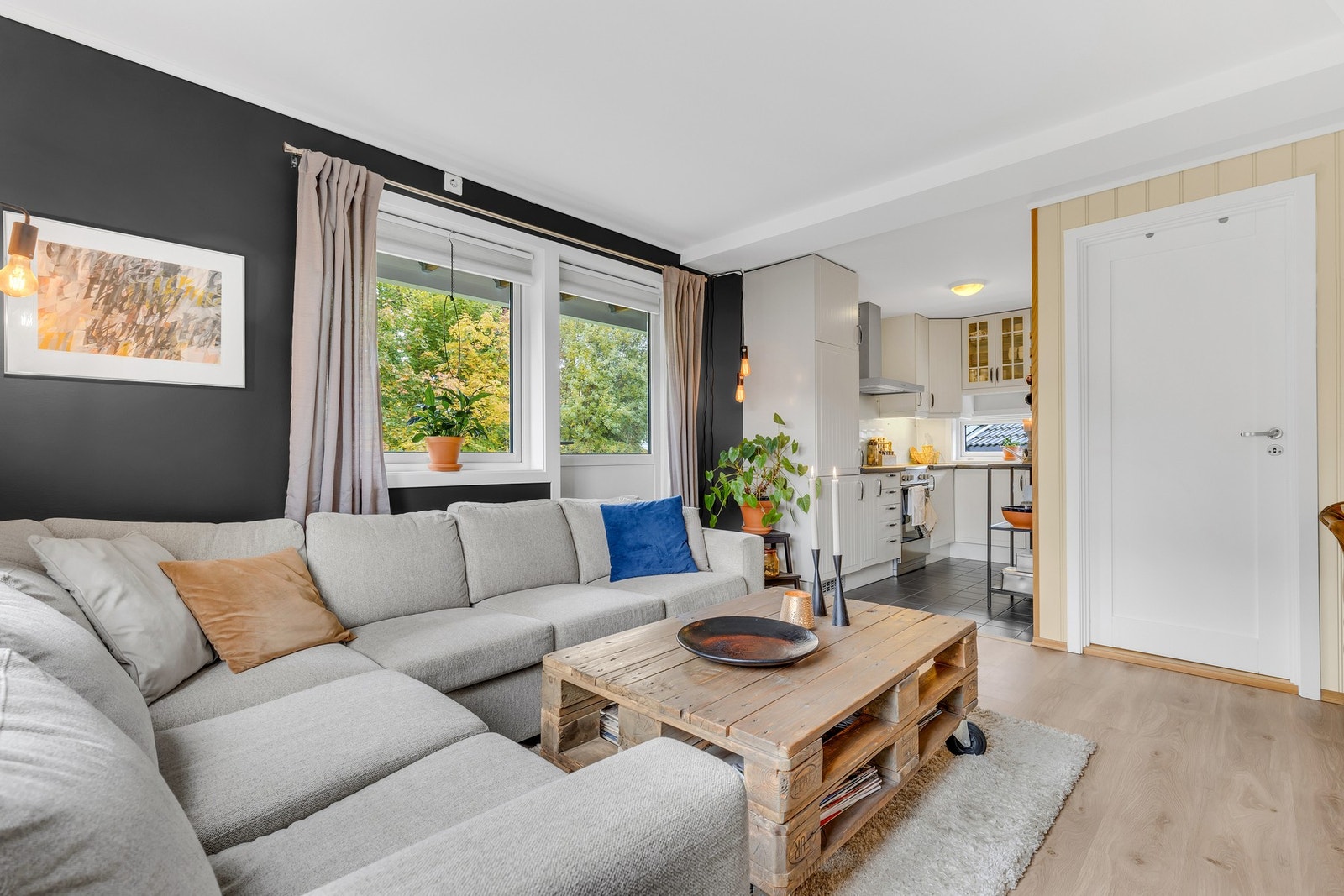 Fra stuen er det adgang til en meget romslig balkong. Galleribilde