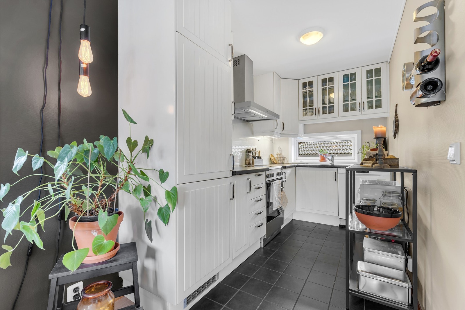 Lyst kjøkken i klassisk stil med integrerte hvitevarer. Galleribilde