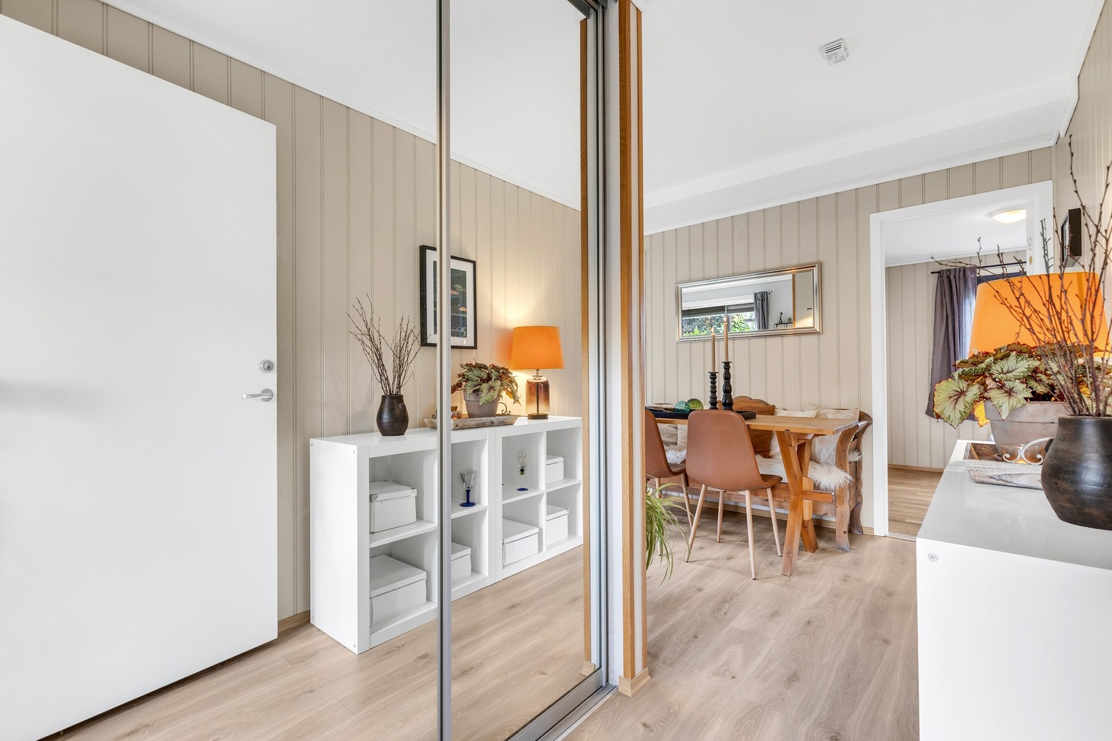 I gang har man rikelig med oppbevaringsplass i skyvedørsgarderobe. Galleribilde