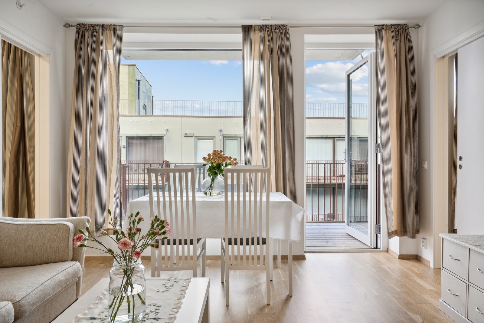 God plass til spisebord i tilknytting stue/kjøkken. Galleribilde