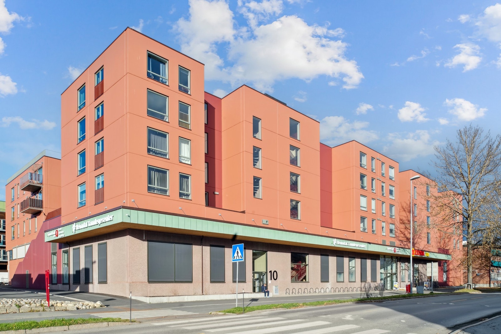 Leiligheten ligger flott til i hjertet av Heimdal sentrum. Her har du dagligvarebutikk i 1. etasje og gangavstand til både tog- og busstasjon. Galleribilde