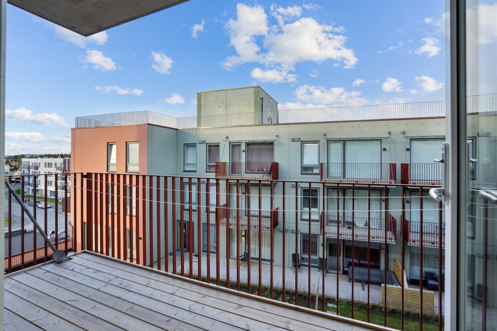 Fra stuen er det utgang til en romslig balkong på 7kvm med god plass til ønsket utemøblement. Galleribilde