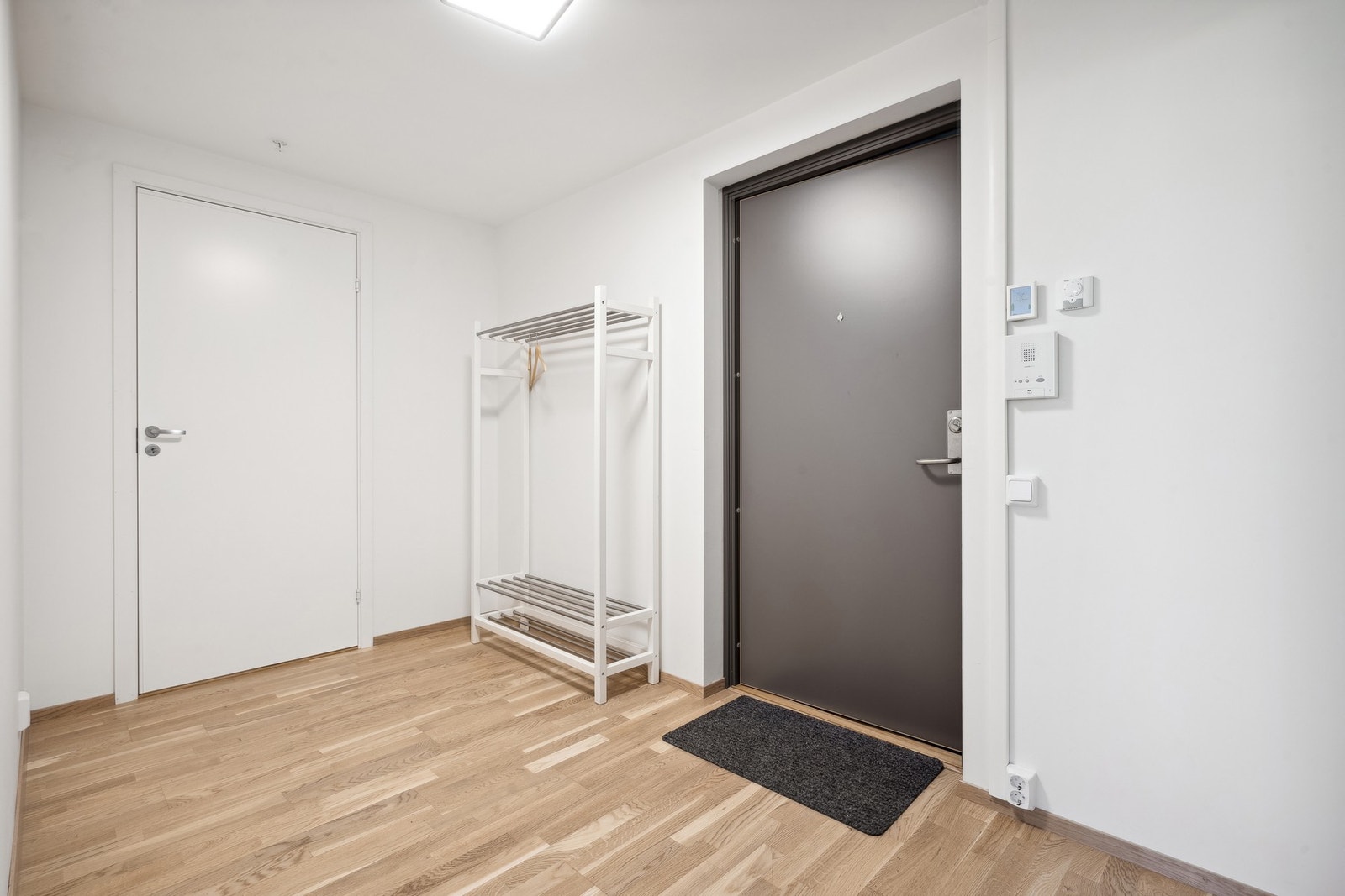 Stor entre med god plass til å henge fra seg yttertøy. Galleribilde