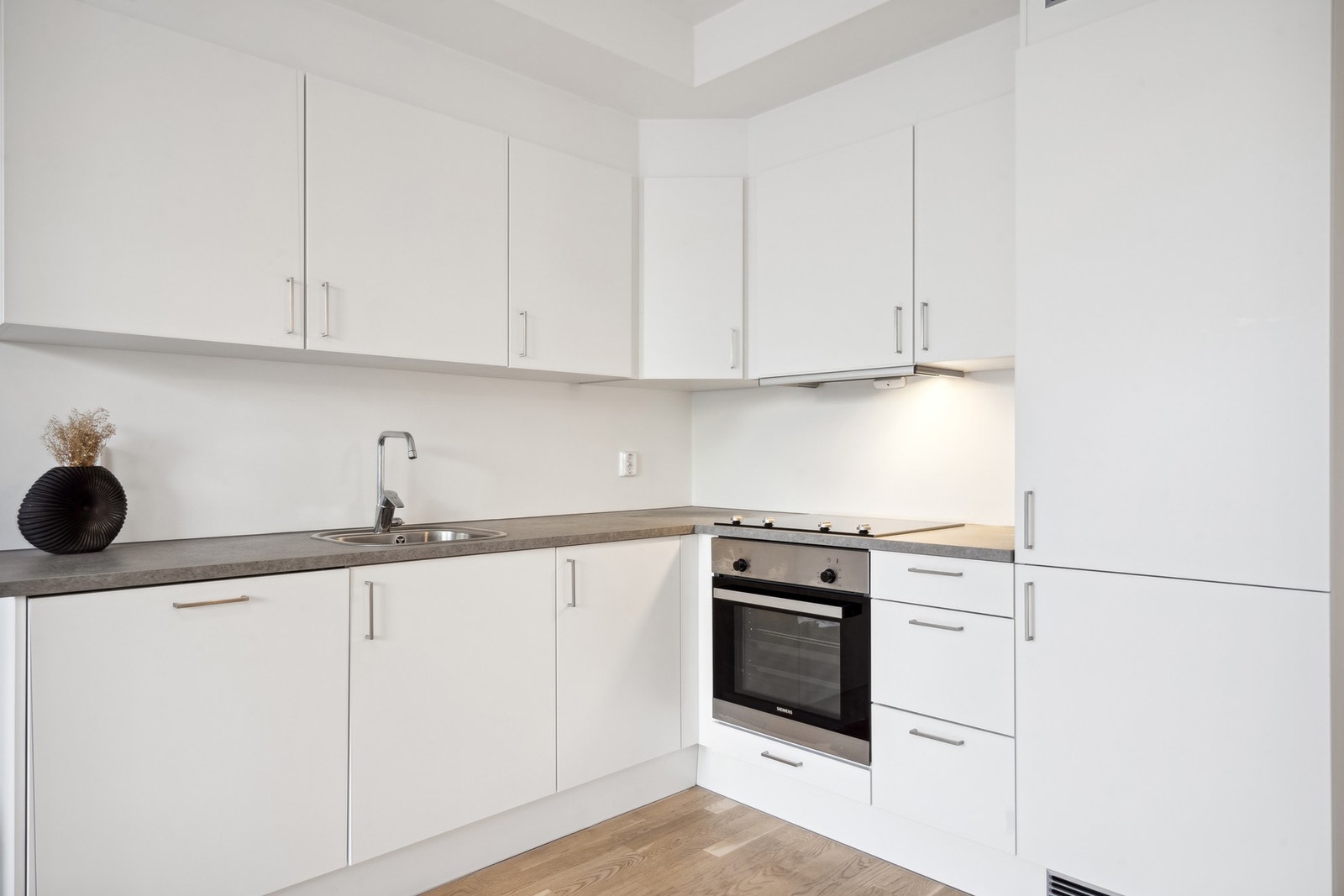 Flott kjøkken med integrerte hvitevarer. Galleribilde