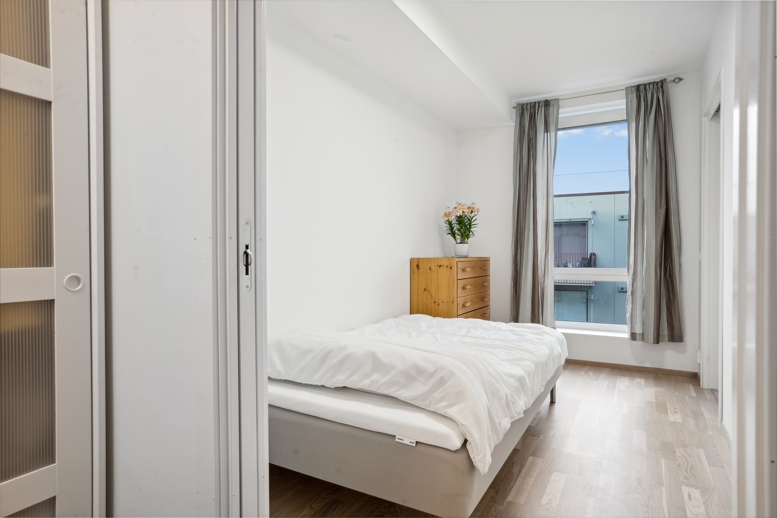 Soverom 1 på 7,8kvm. Rommet har en egen gang på 3,5kvm som det er mulig å bruke som et garderoberom. Galleribilde