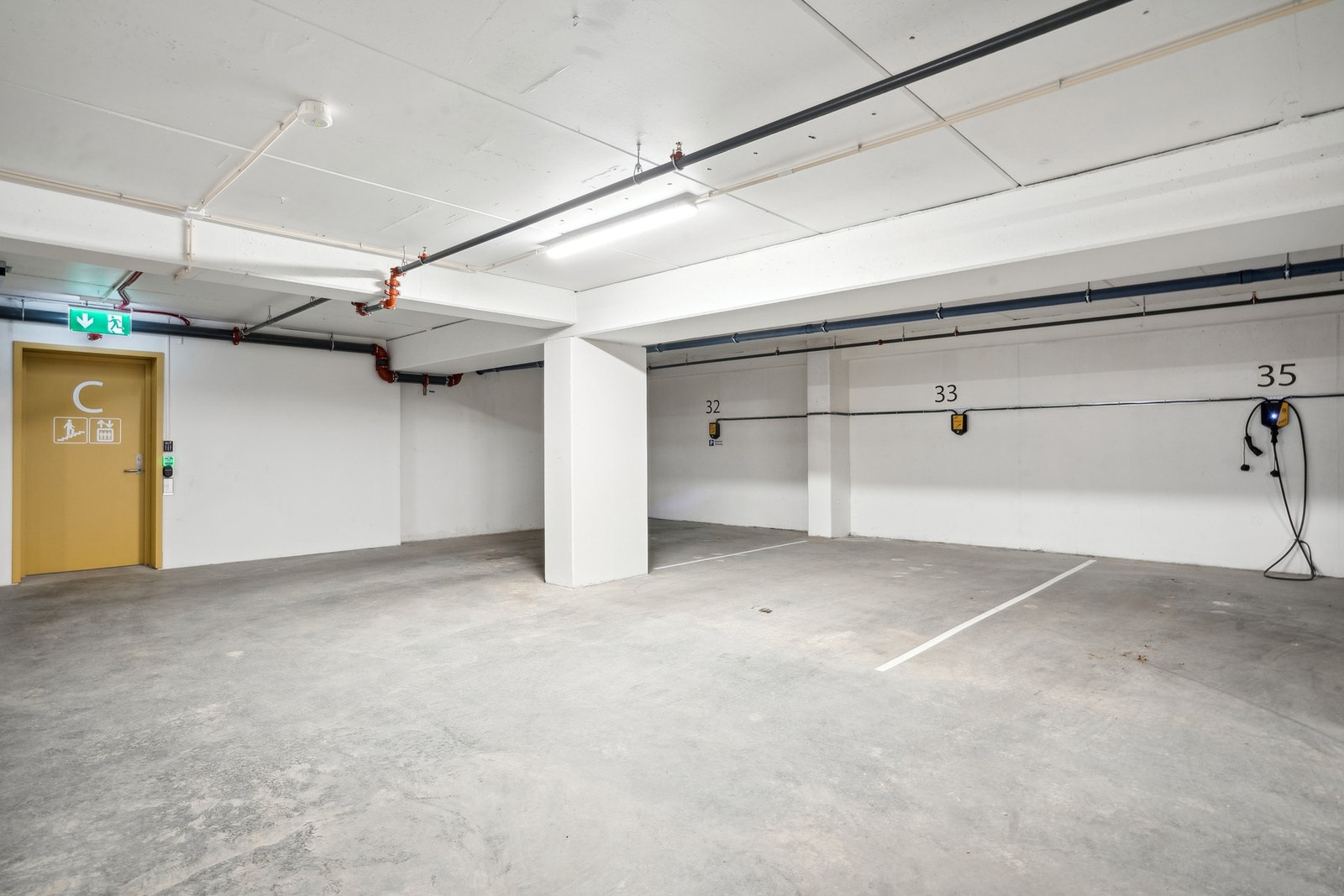 Det medfølger fast parkeringsplass i felles parkeringskjeller, hvor alt er klargjort for å installere el-billader. Galleribilde