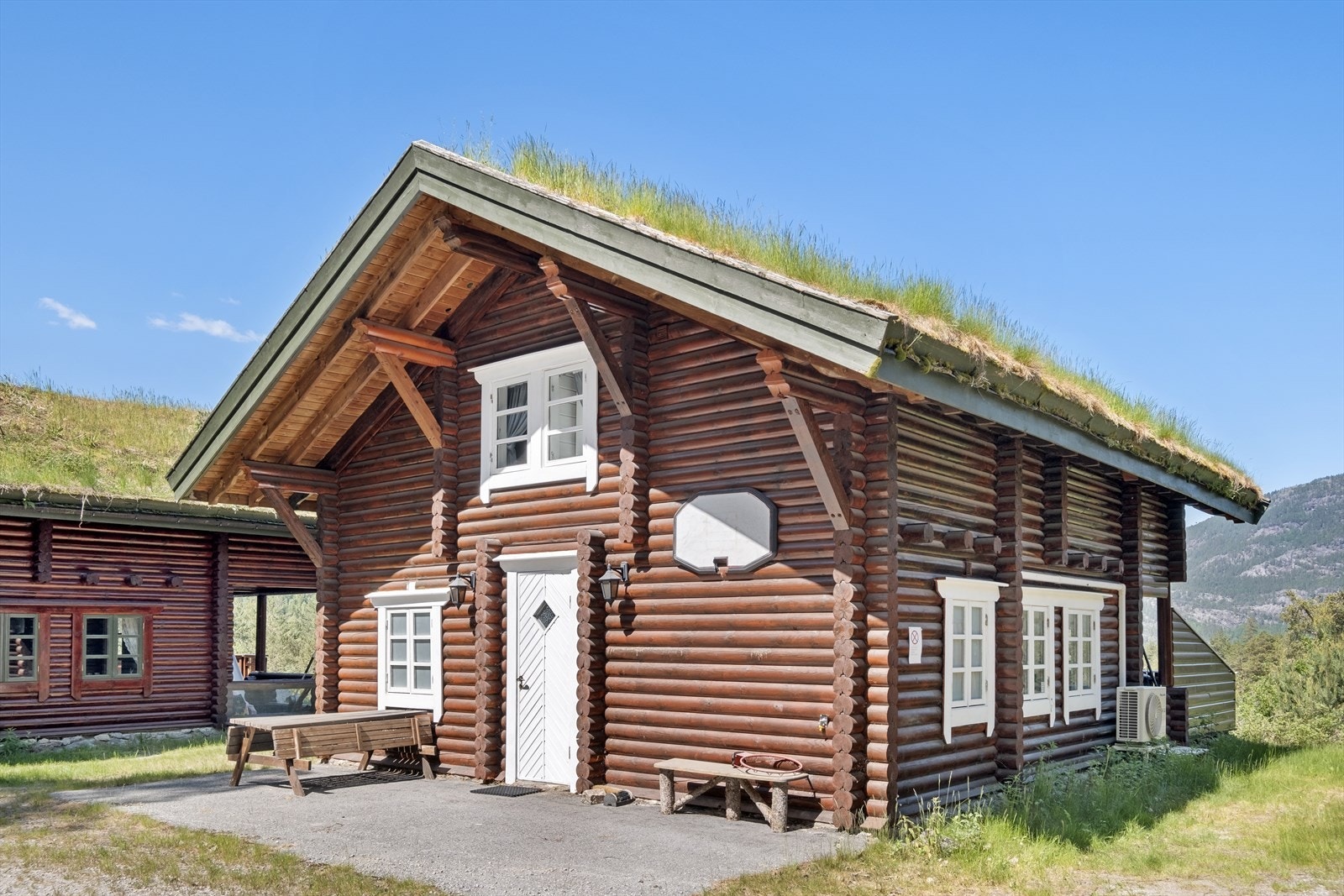 Plass til fine hagegrupper foran og bak hytta Galleribilde