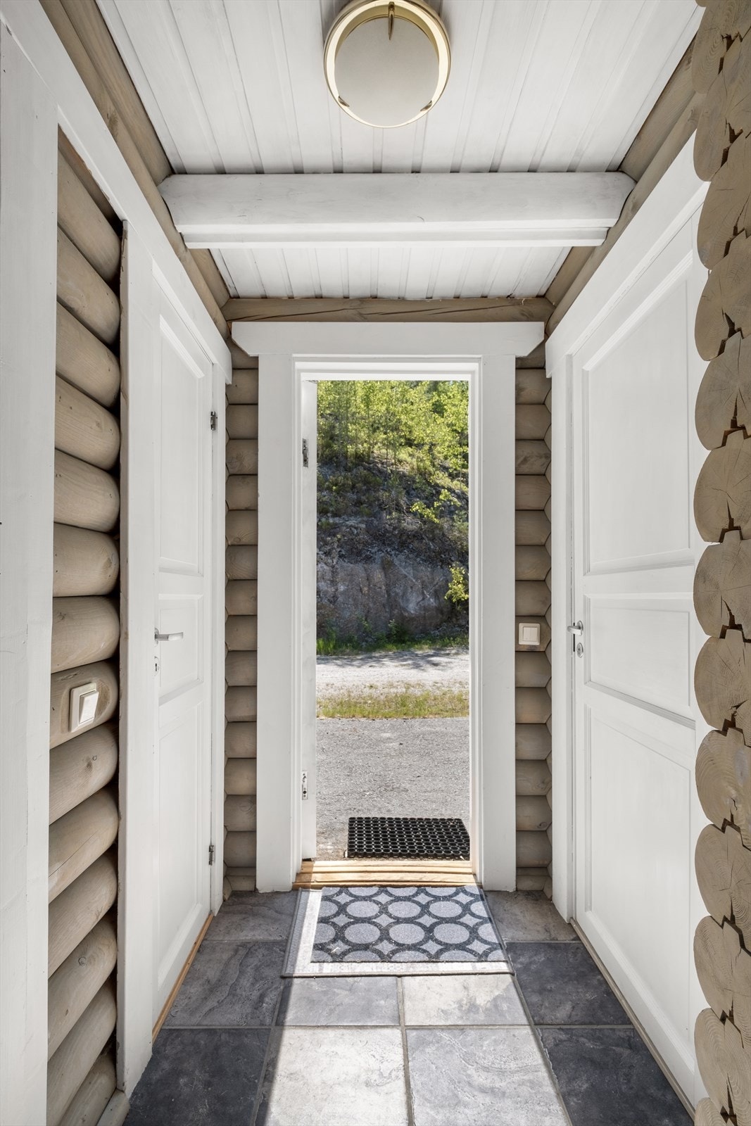 Vindfanget har flis på gulv og badet er til høyre og toalettet til venstre Galleribilde