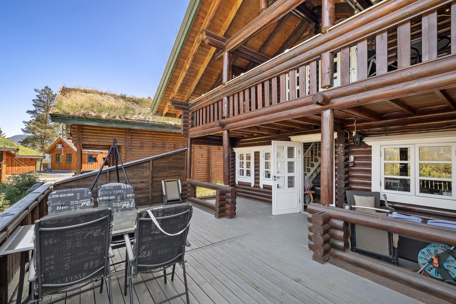 Balkongen i 2. etasje har en bod som er praktisk. Terrassen i 1. etasje har god plass til flere hagegrupper Galleribilde