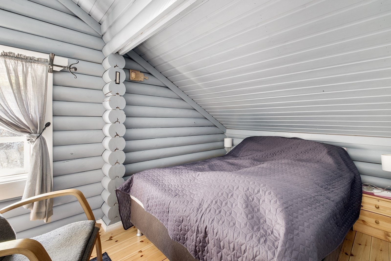 Soverom med god plass til dobbeltseng og nattbord på hver side og plass til en god stol Galleribilde