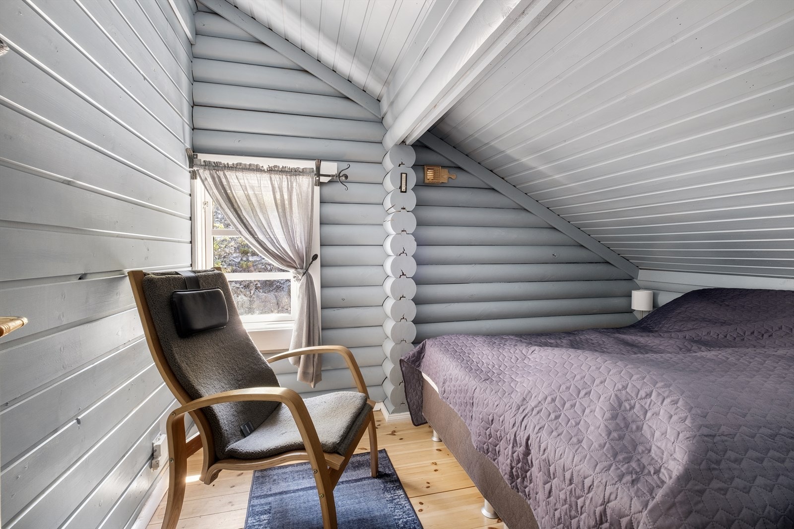 Litt ekstra takhøyde over vinduet gir muligheter. Kanskje en hylle eller lignede? Galleribilde