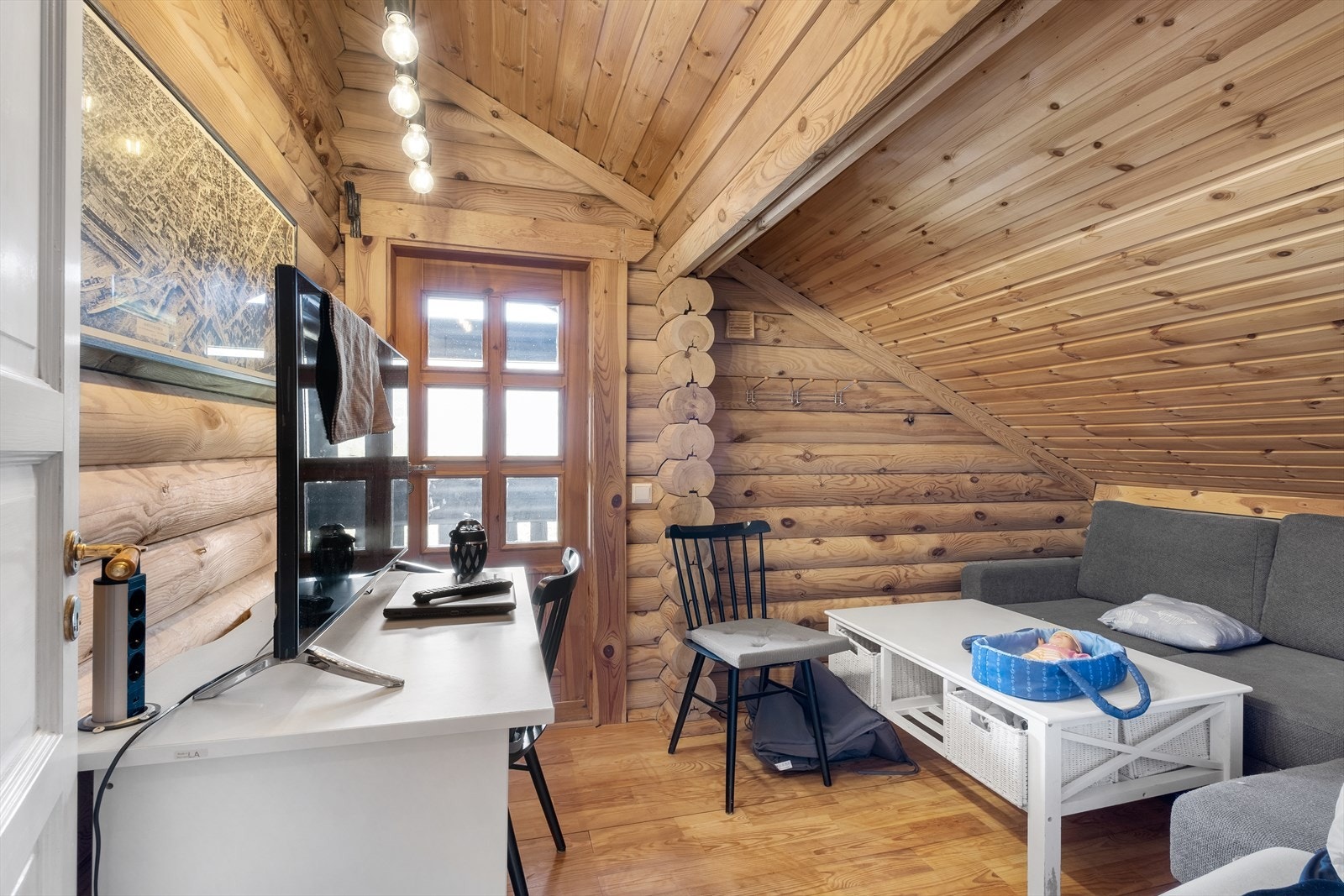 Soverom som brukes som stue og kontor i dag Galleribilde