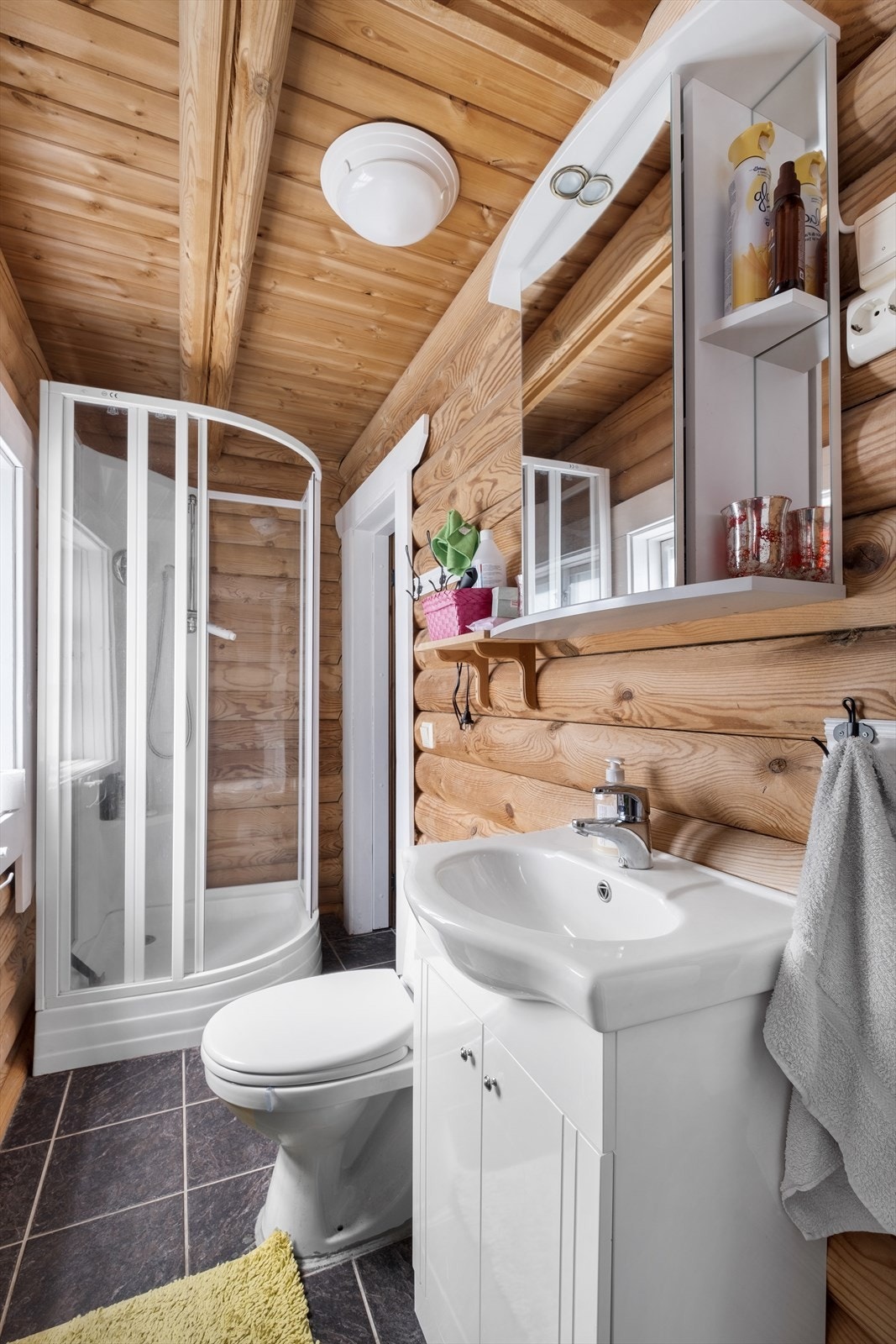 Flislagt bad som er innredet med servant, toalett og dusjkabinett Galleribilde