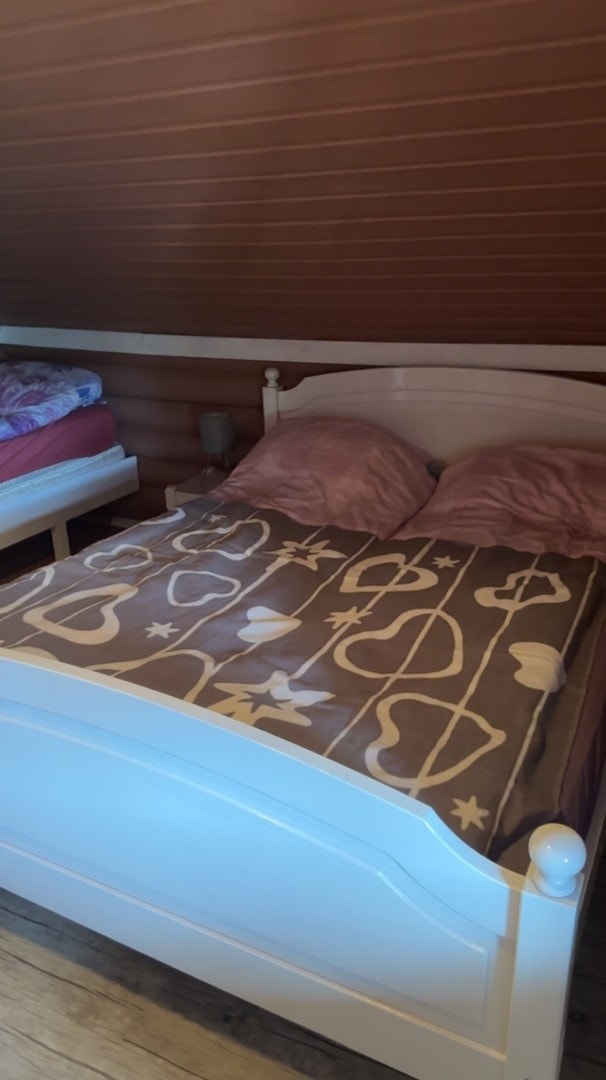 Selgers bilde av sengen på det ene soverommet Galleribilde