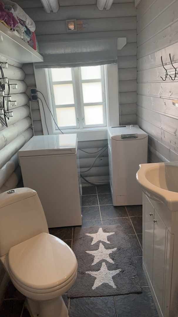 Selgers bilde av toalettet. Flislagt toalett med servant og opplegg for vaskemaskin Galleribilde