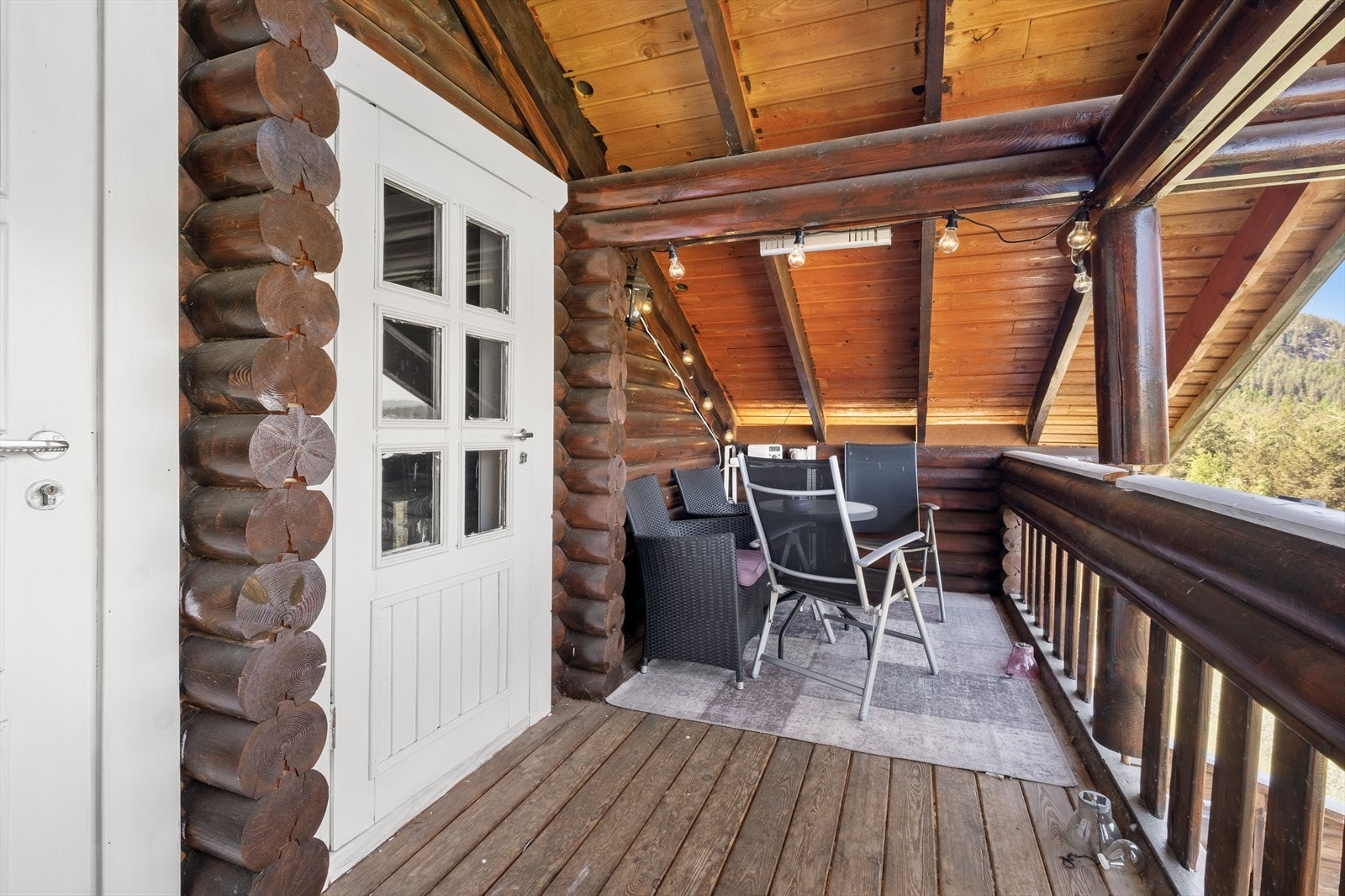 Overbygget balkong med plass til hagegruppe Galleribilde