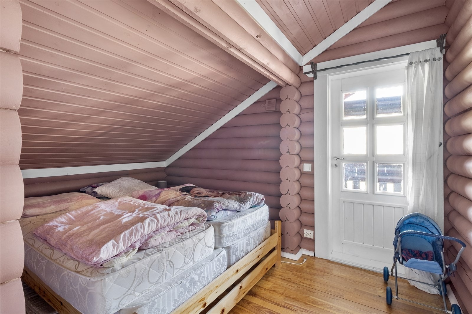 Soverom i 2. etasje med utgang til balkong Galleribilde