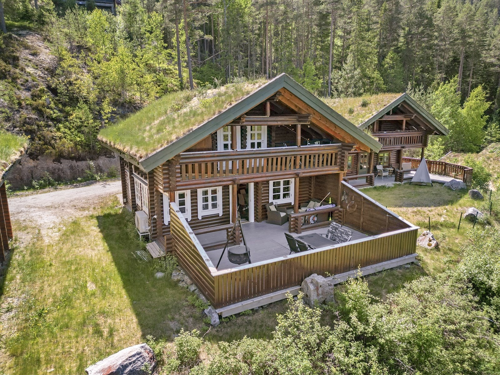 Kim Leite Slinning v/Eiendomsmegler1 Larvik har gleden av å presentere Kjetilskotvegen 88 en tømmerhytte fra 2005 Galleribilde