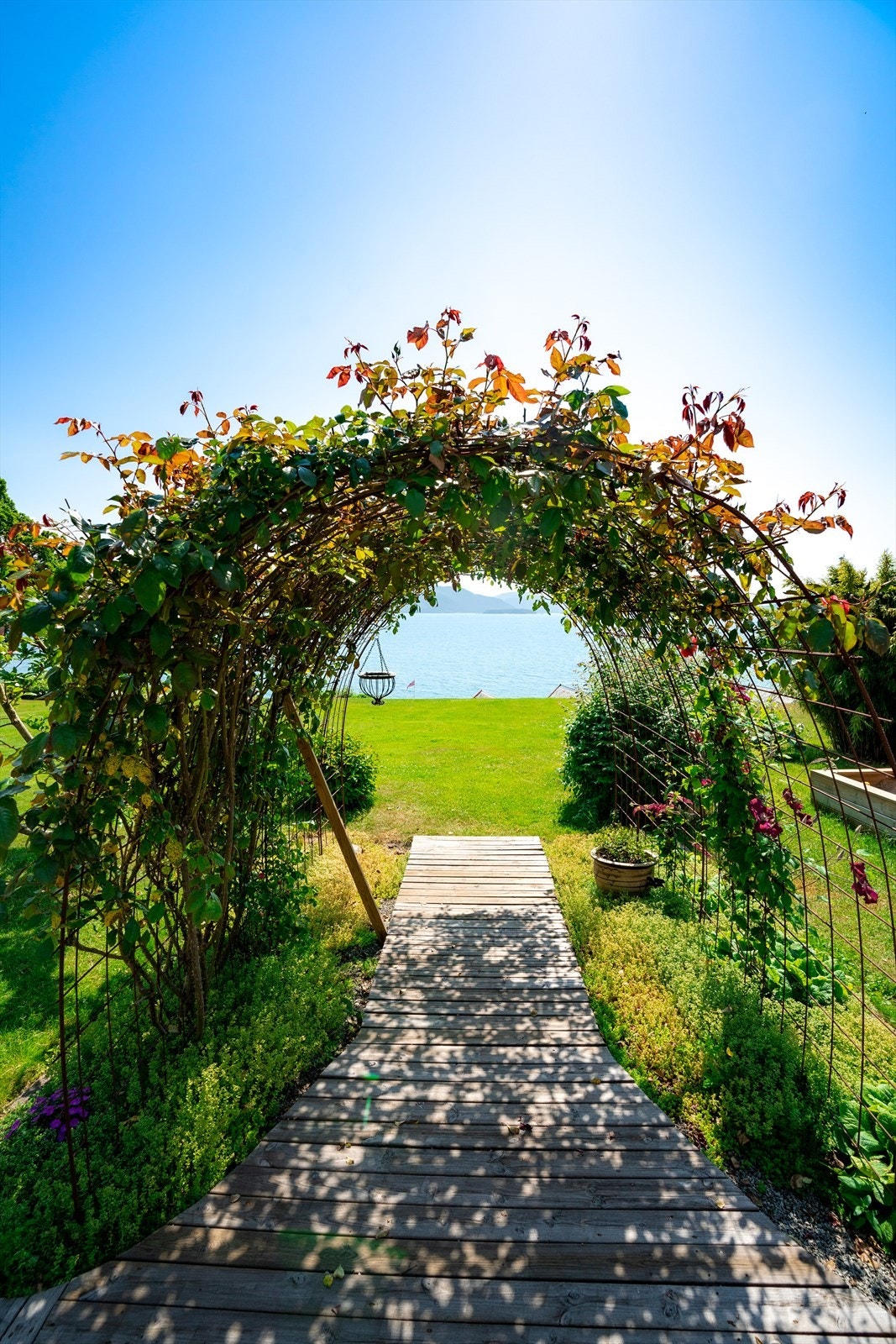 Tomten er på hele 3446m2 så her har man det luftig og fritt, med et eldorado av boltreplass og muligheter. Mange konfirmasjonsbilder er blitt tatt i denne buen. Galleribilde