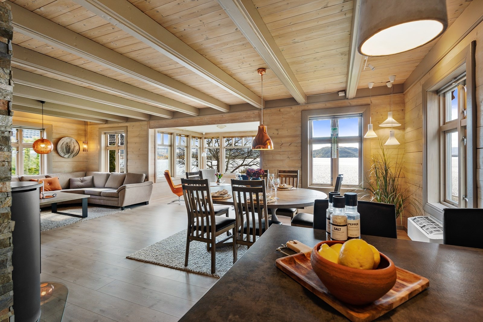 Det er god plass til møblering av flere soner i stua Galleribilde