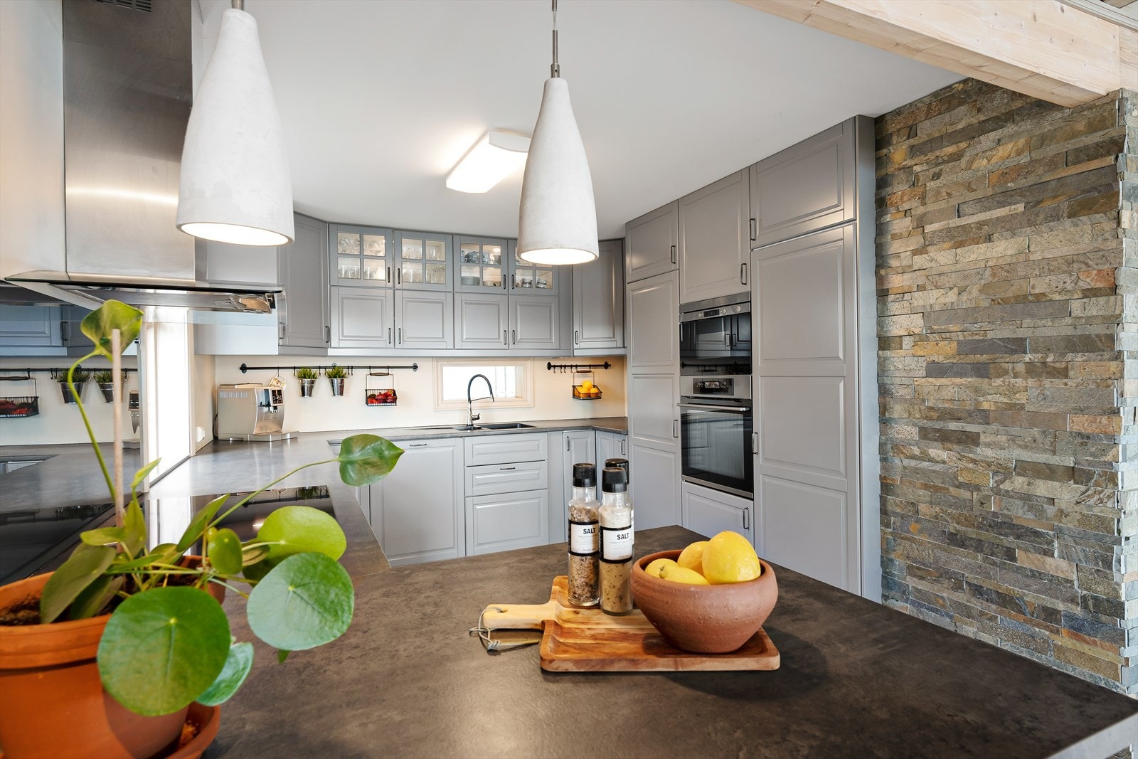 Kjøkkenet er moderne og praktisk, med integrerte hvitevarer Galleribilde