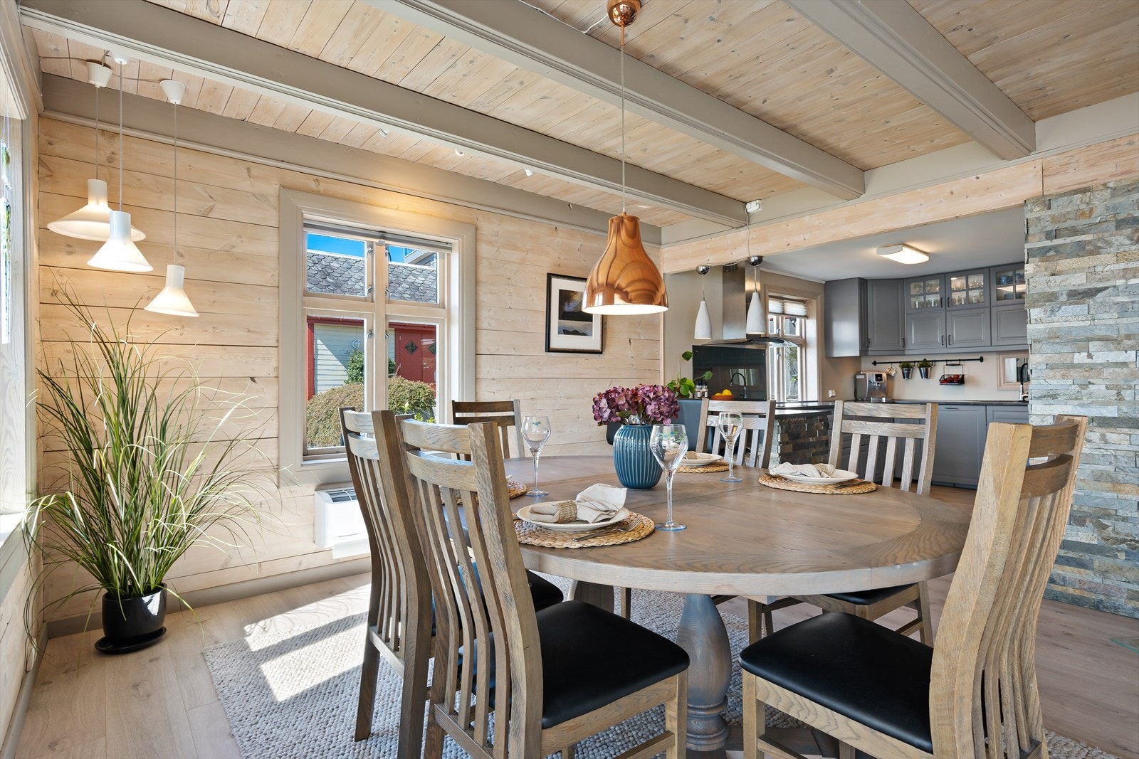 Boligen er betydelig modernisert i en fin stil som harmonerer med den originale stilen, med mye sjel og sjarm. Galleribilde