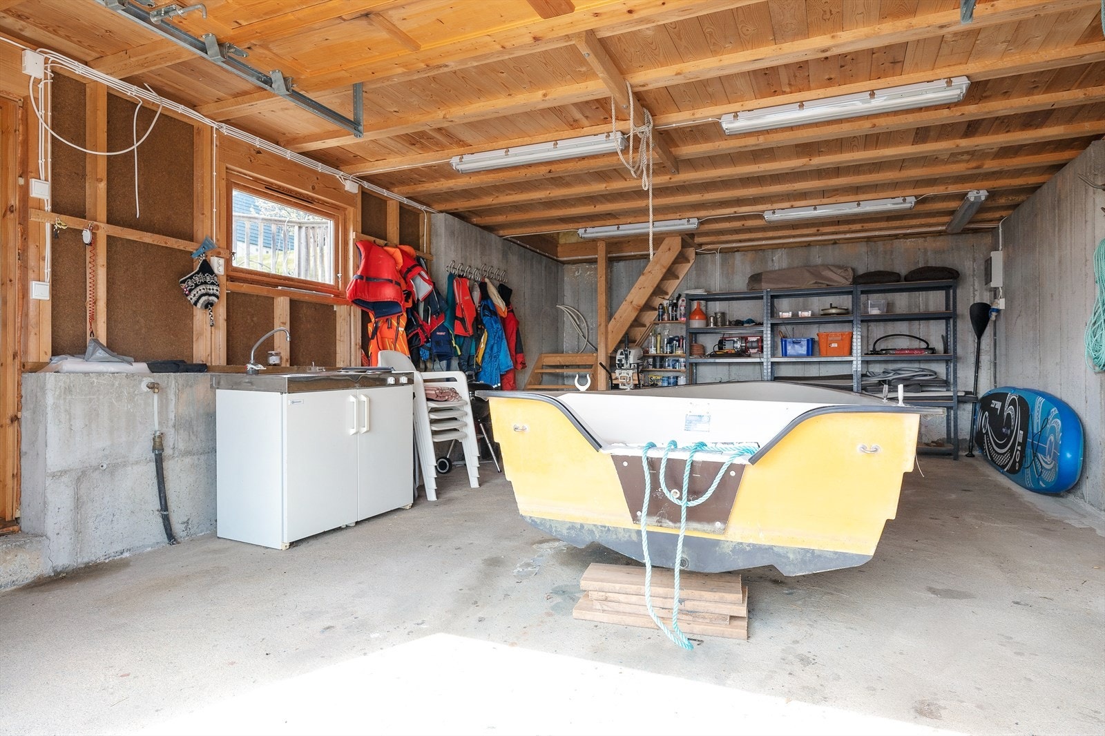 Det er innlagt vann og strøm til naustet. Eget sikringsskap. Det er elektrisk båtopptrekker i naustet. Galleribilde