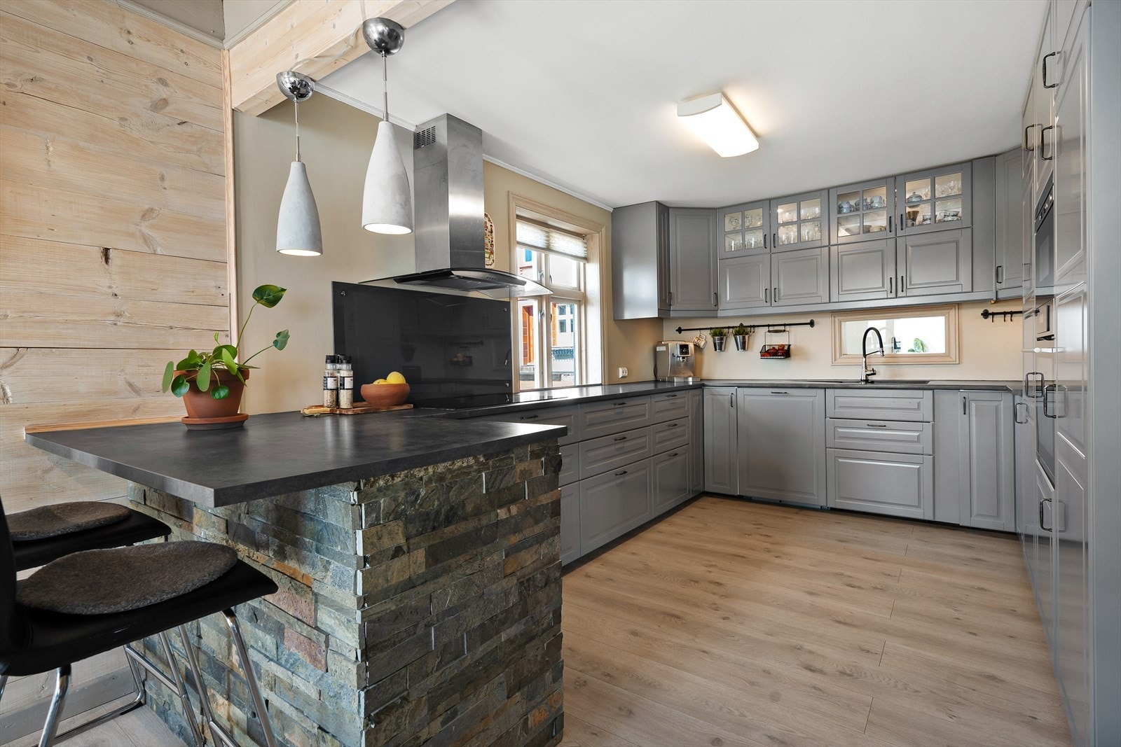 Man har også en kjekk halvøy med barløsning, ypperlig for en matbit i farta eller for den som ønsker å være sosial sammen med kokken Galleribilde