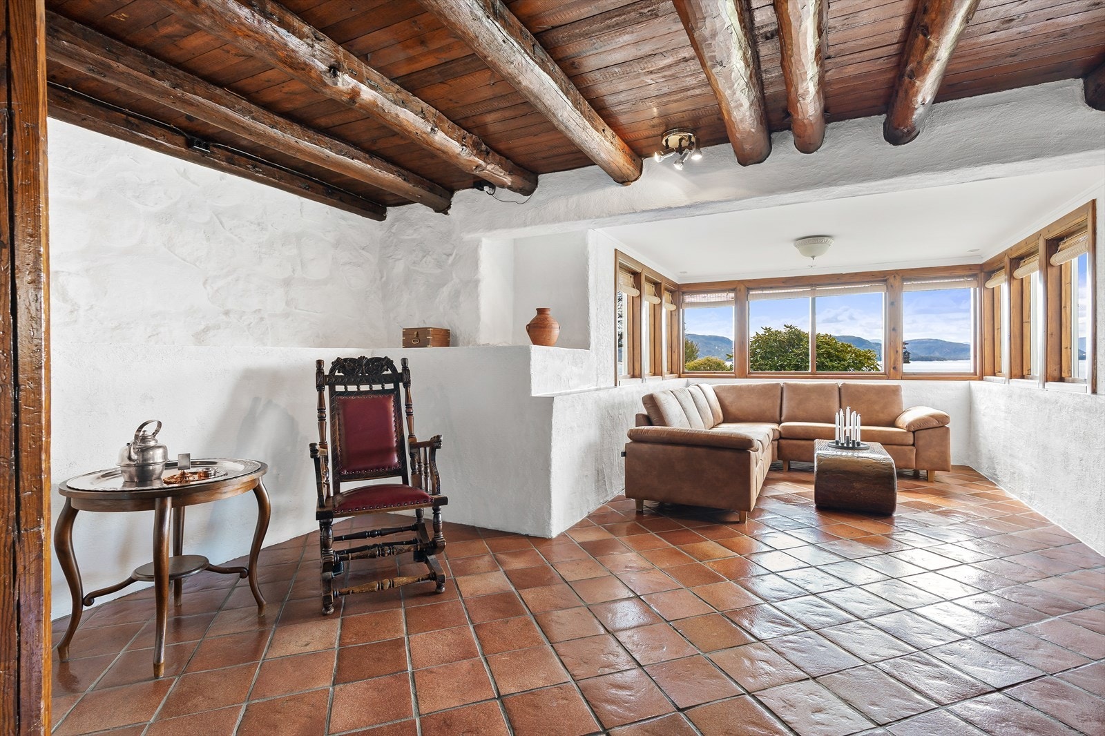 Her er det innredet til en ekstra stue med røffe detaljer Galleribilde