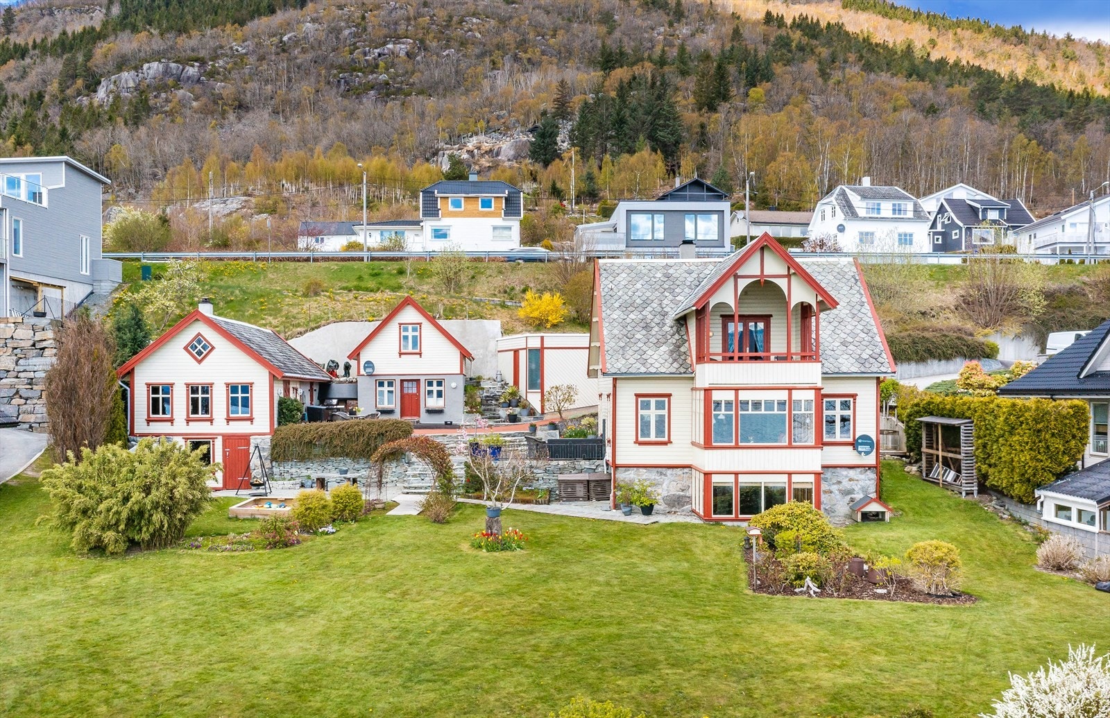 Fantastisk eiendom i 1.rekke til sjø med både enebolig, garasje, naust, molo, flere båtplasser, strandlinje, løe med selskapslokale, uthus/anneks og stor tomt. Galleribilde