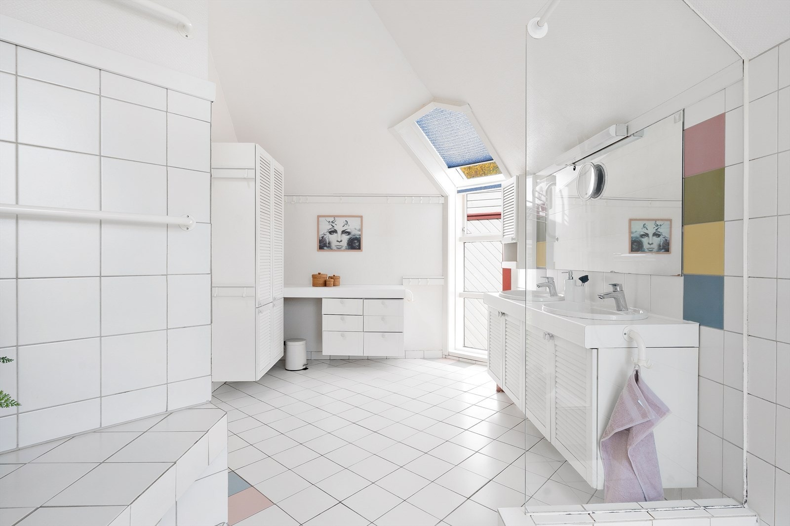 Baderommet er meget romslig og har godt med skapplass Galleribilde